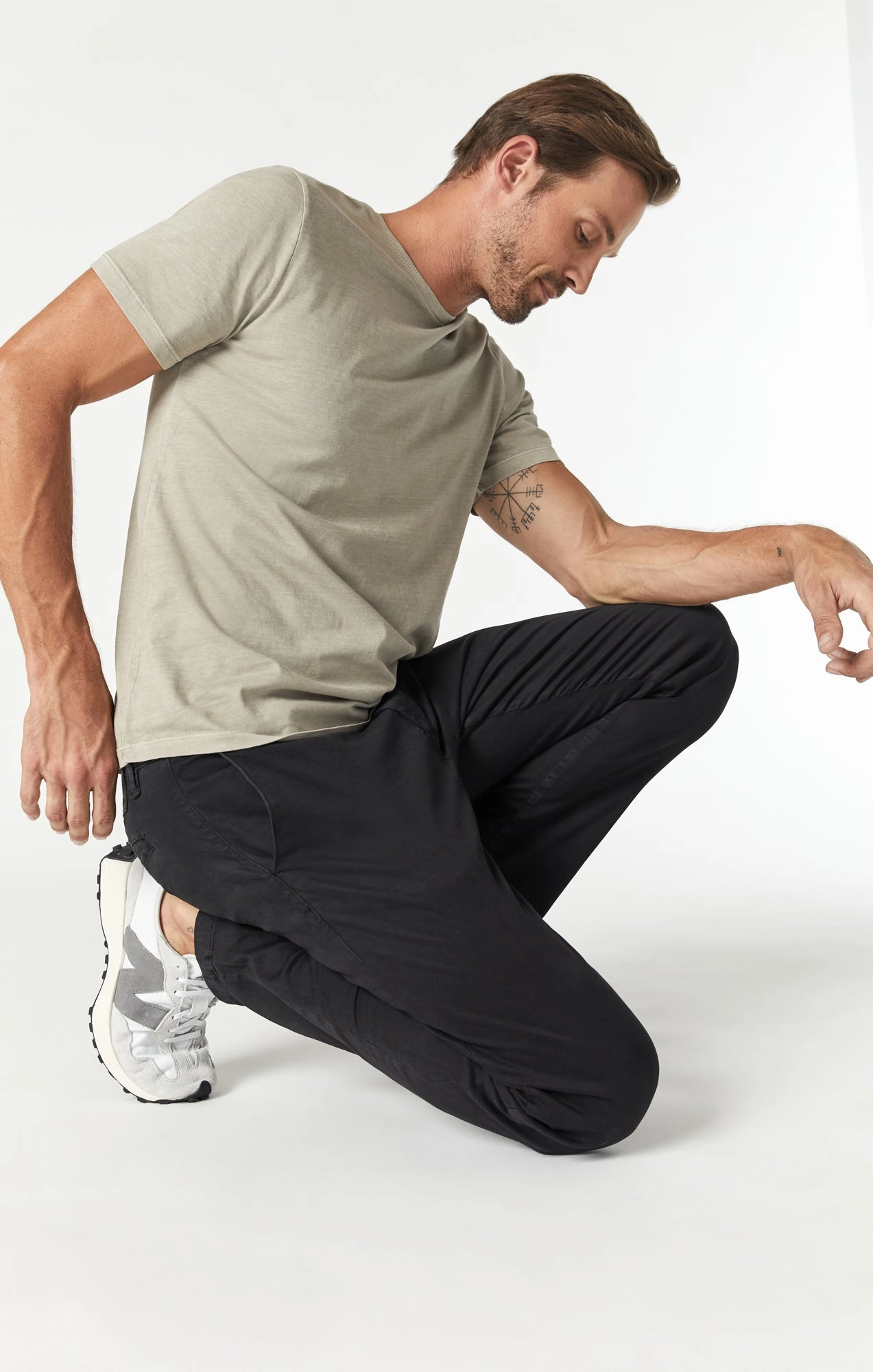 JOHNNY SLIM CHINO IN BLACK SATEEN TWILL Temperature Regulating Moisture Lock Technology