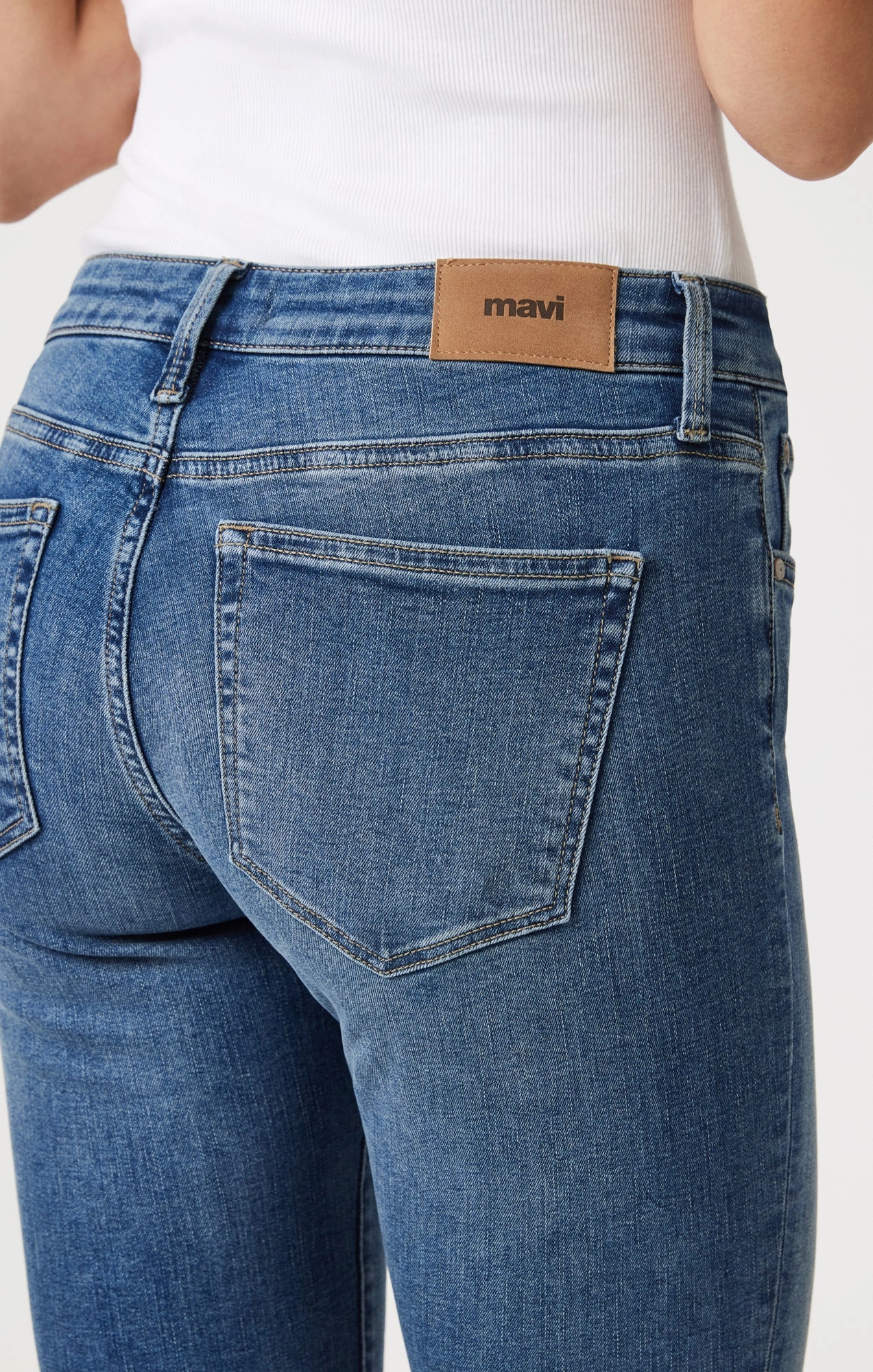 ALEXA SKINNY IN DARK BRUSHED TRIBECA Life Ready Traveler Gear Brunch Outfit Casual Friday