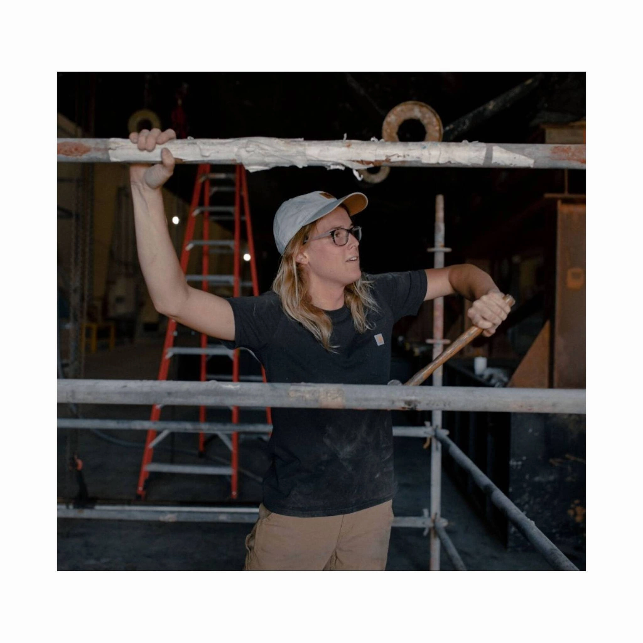 Carhartt Women's Loose Fit Heavyweight Short-Sleeve Pocket T-Shirt - Black Hidden Zipper Pocket ribbed texture