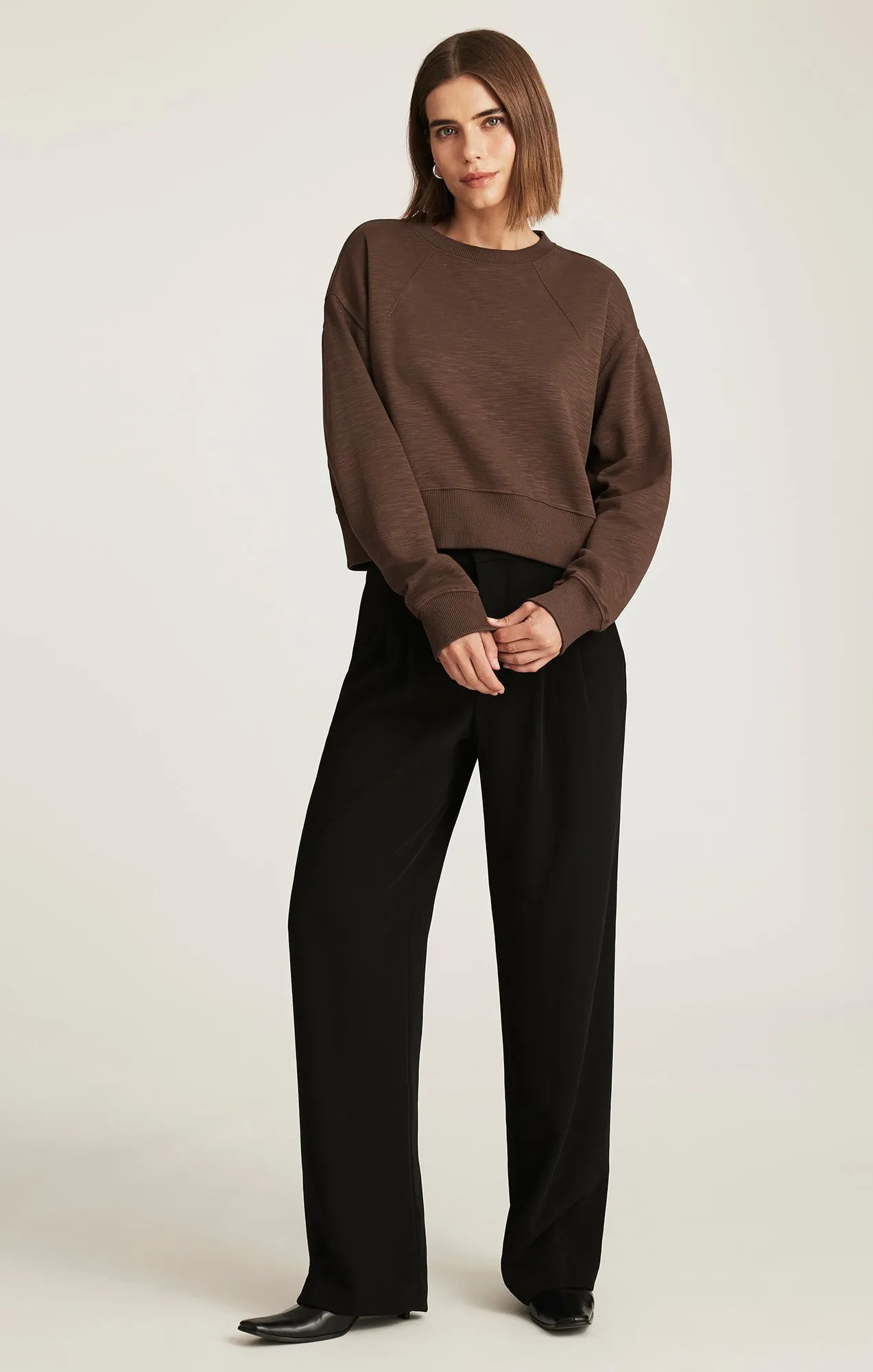 Best-selling Drawcord Hood EDITION CREW NECK SWEATSHIRT IN HOT FUDGE