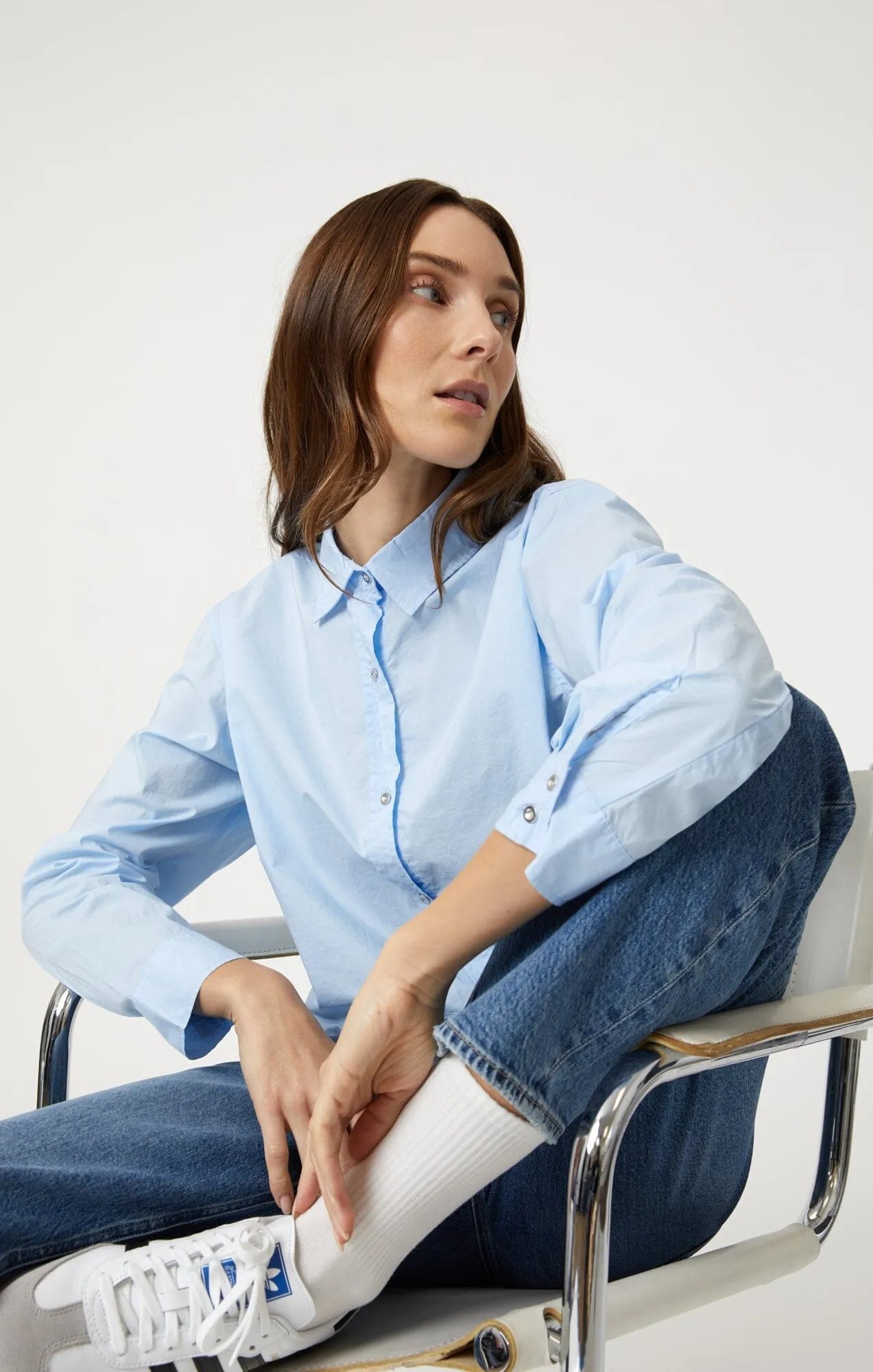 CROPPED BUTTON-UP SHIRT IN KENTUCKY BLUE Flexible Mobility