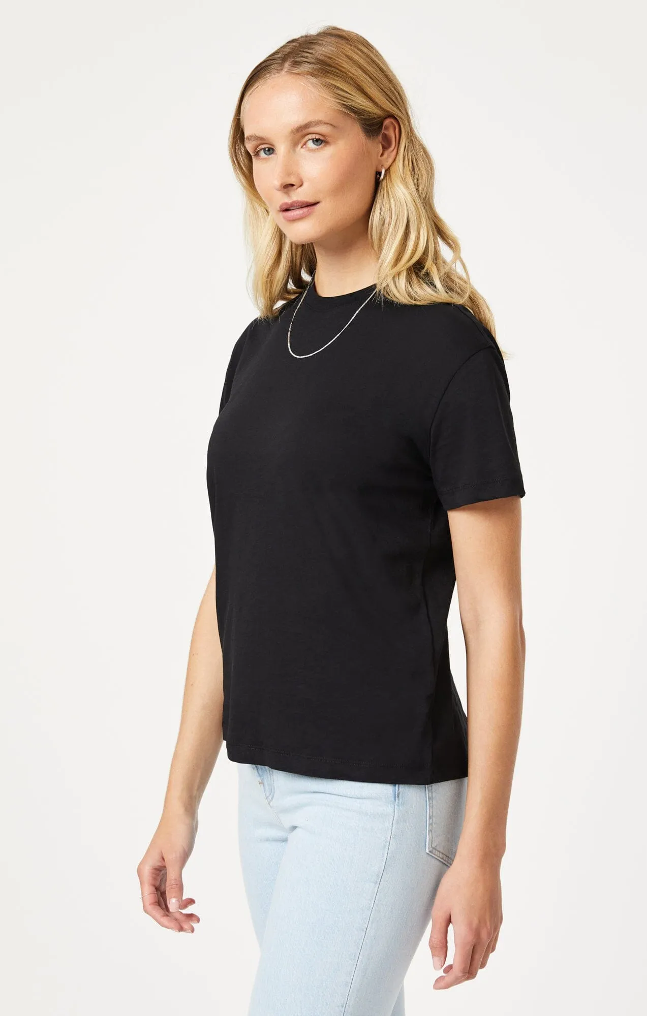 CREW NECK T-SHIRT IN BLACK Weekend Outfit Outdoor Light