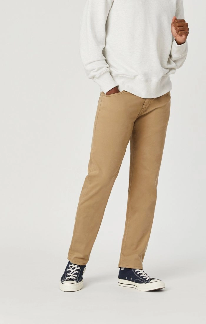 Body Fit ZACH STRAIGHT LEG IN BRITISH KHAKI TWILL
