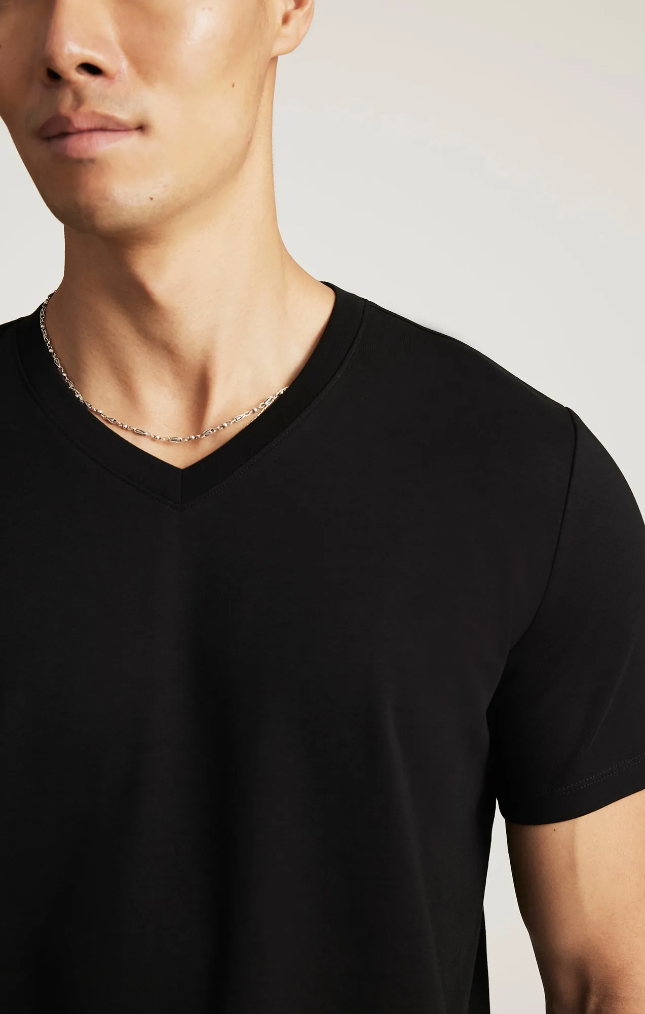 EDITION V-NECK T-SHIRT IN BLACK Unique Design Urban Streetwear