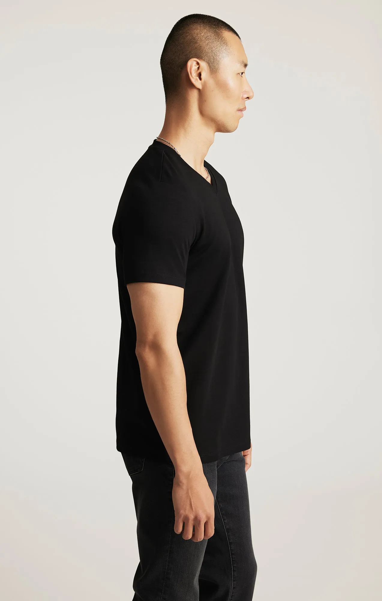 EDITION V-NECK T-SHIRT IN BLACK Adult Wear timeless
