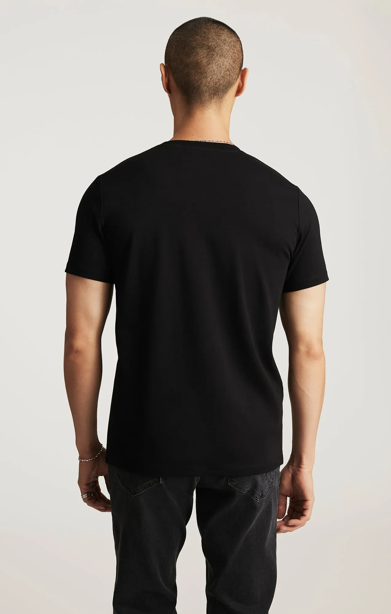 EDITION V-NECK T-SHIRT IN BLACK Stretch Comfort