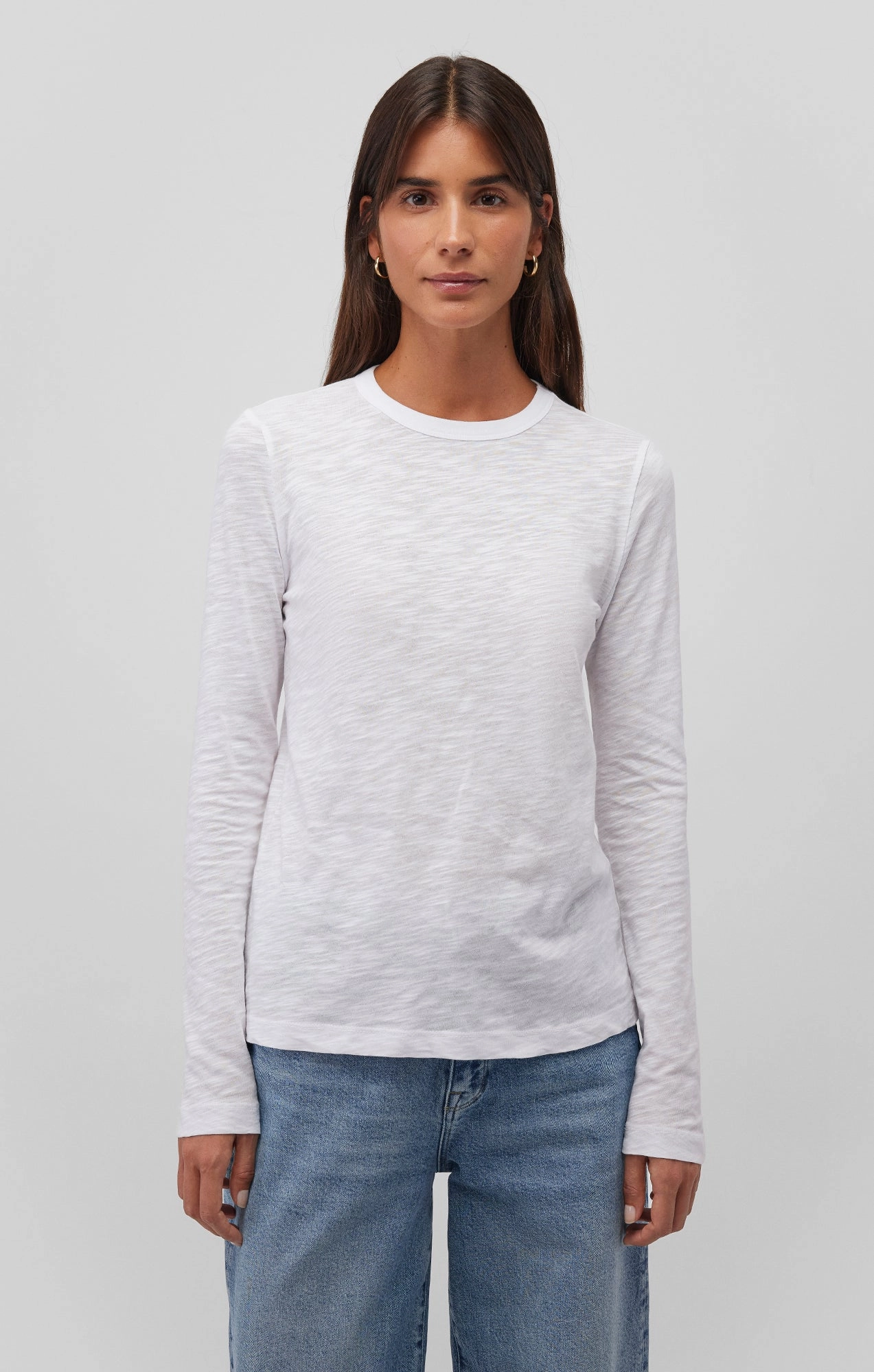 LONG SLEEVE CREW NECK T-SHIRT IN WHITE Easy-to-Match Tagless Design
