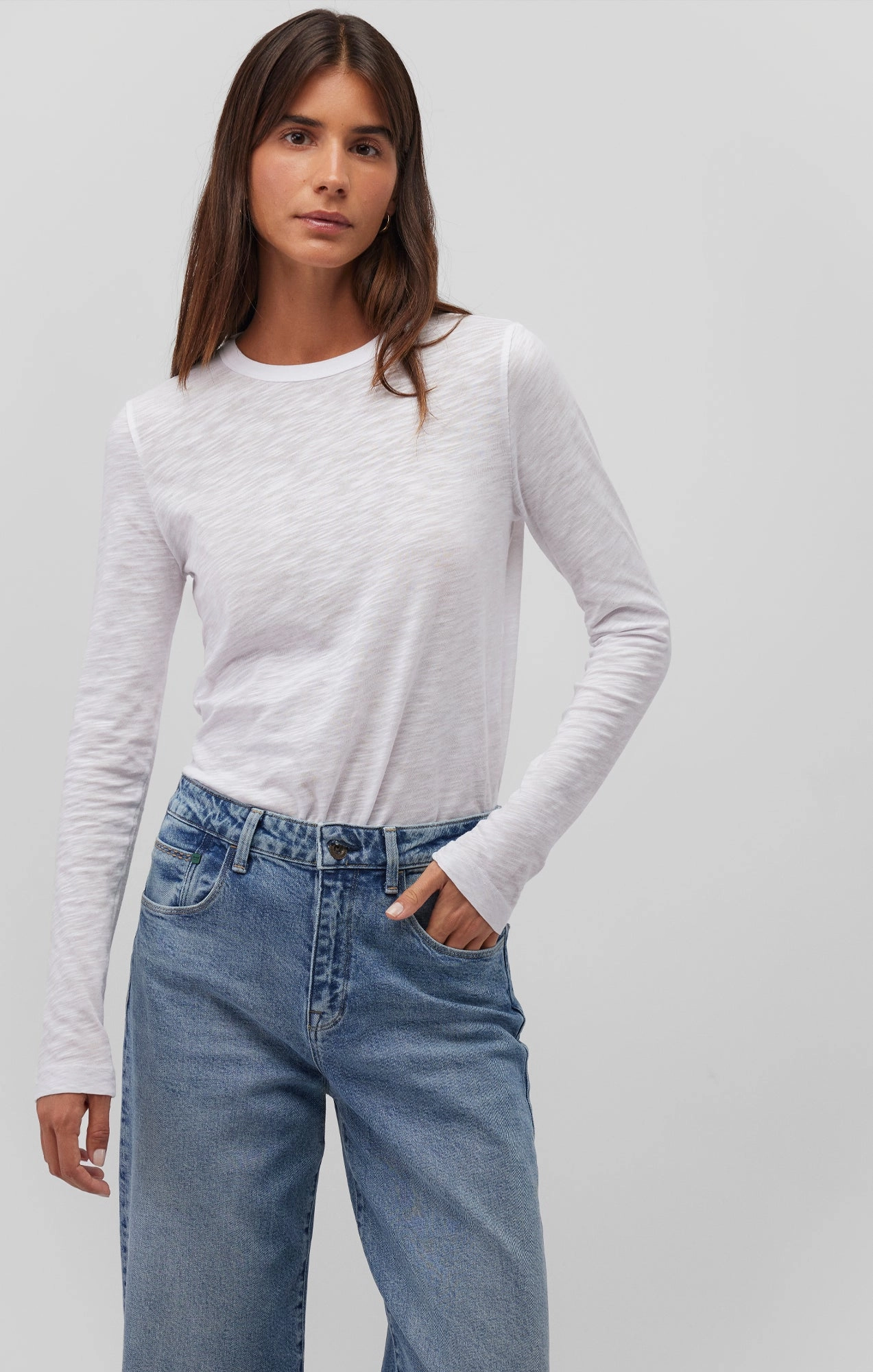 Comfy Fit Layer LONG SLEEVE CREW NECK T-SHIRT IN WHITE