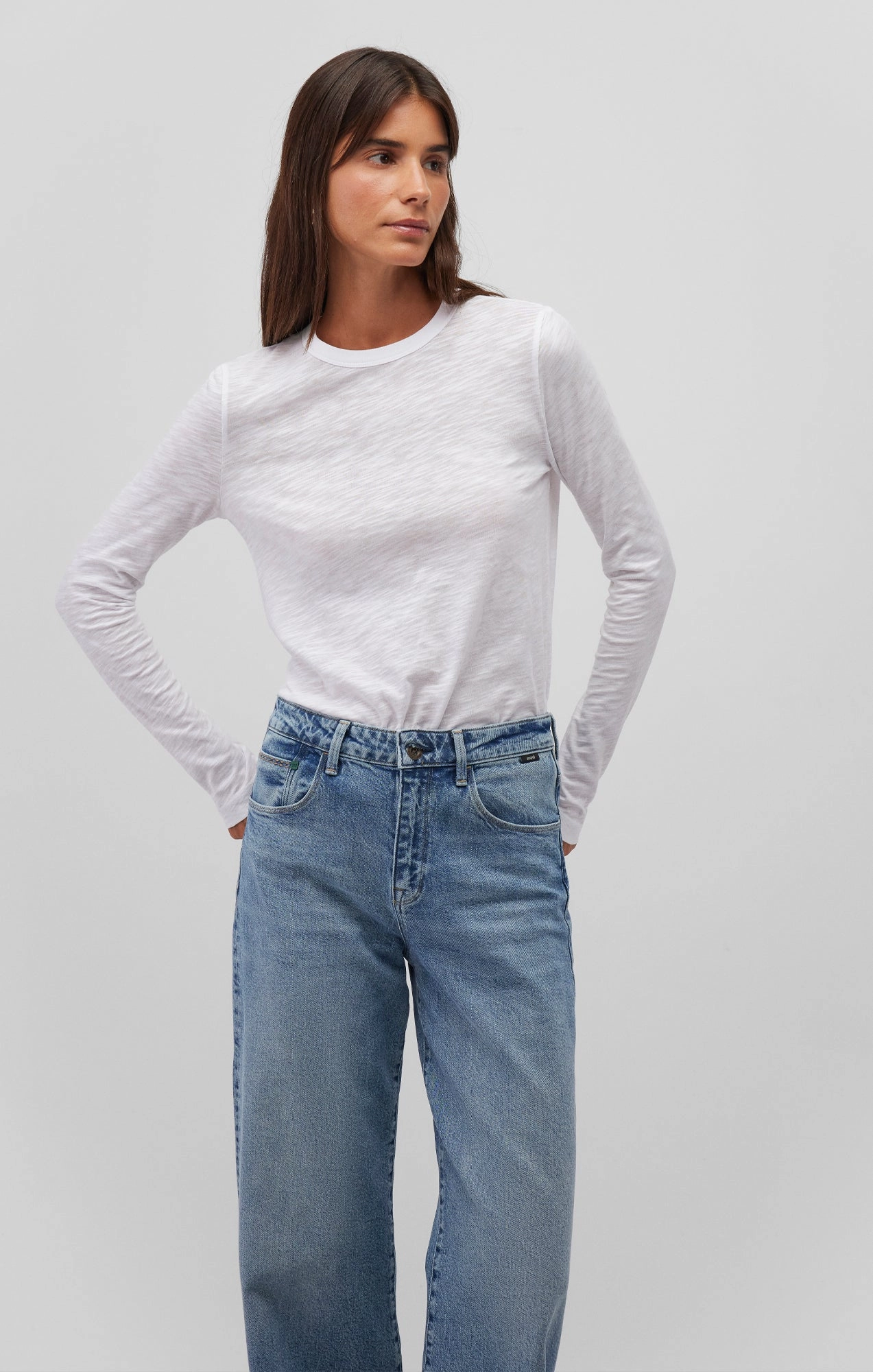 LONG SLEEVE CREW NECK T-SHIRT IN WHITE Versatile Fit