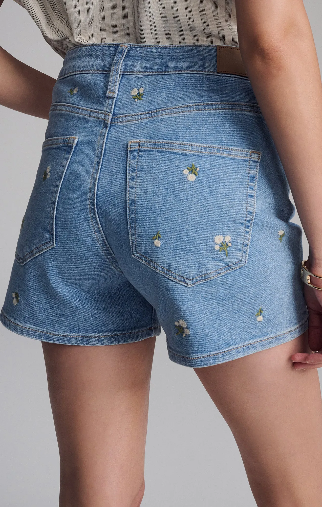 HEIDI SHORTS IN MID FLOWER DENIM poolside fashion