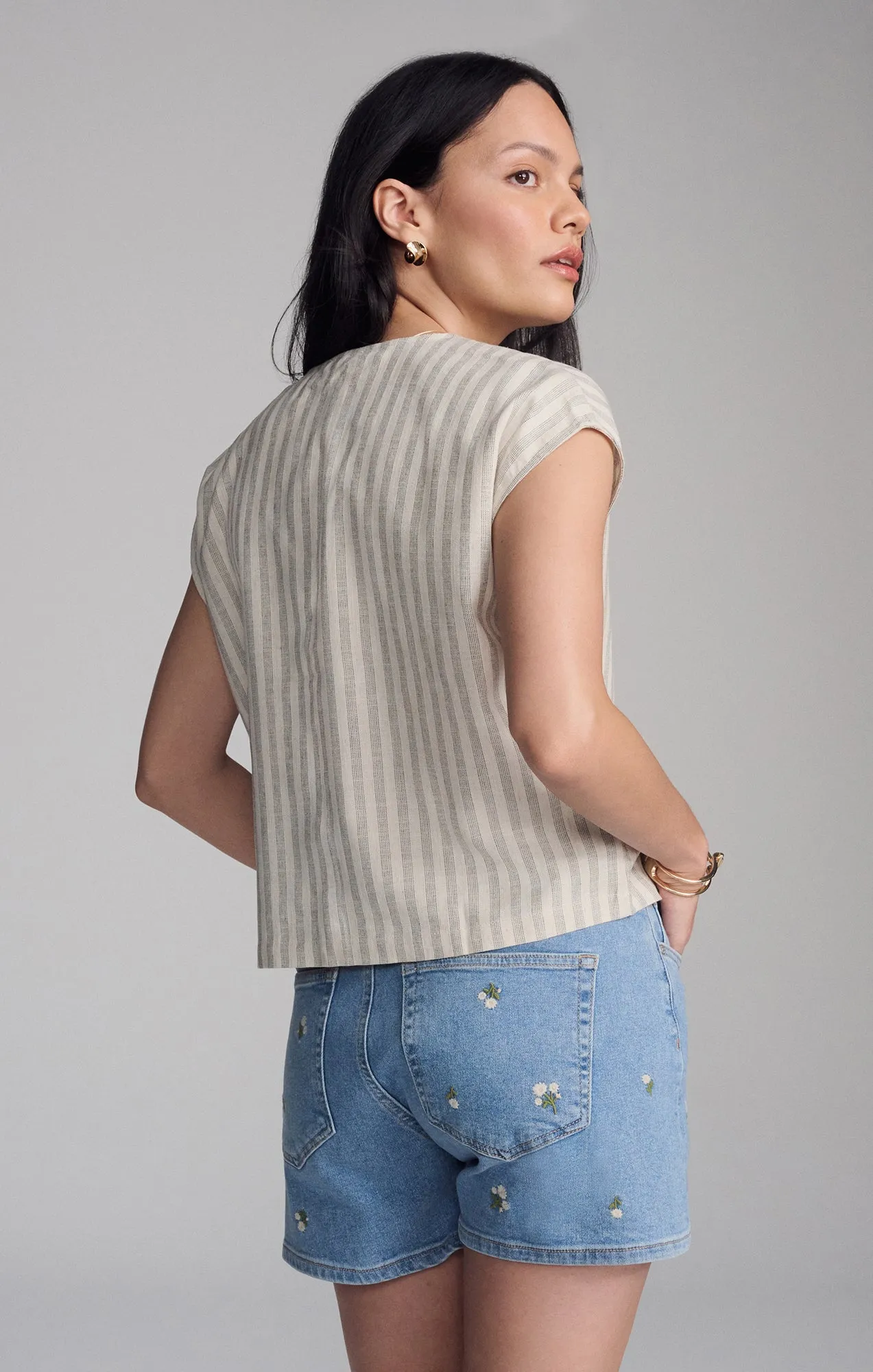 HEIDI SHORTS IN MID FLOWER DENIM Fan gear Playful Look