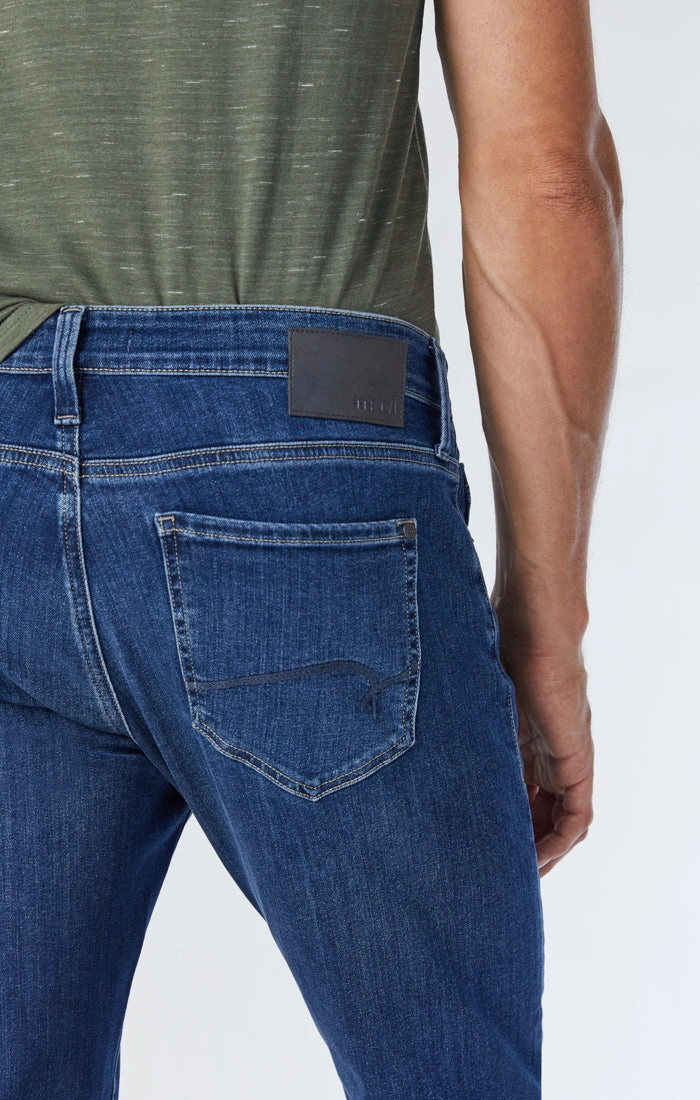 Effortless Look JAKE SLIM LEG JEANS IN INDIGO BRUSHED WILLIAMSBURG