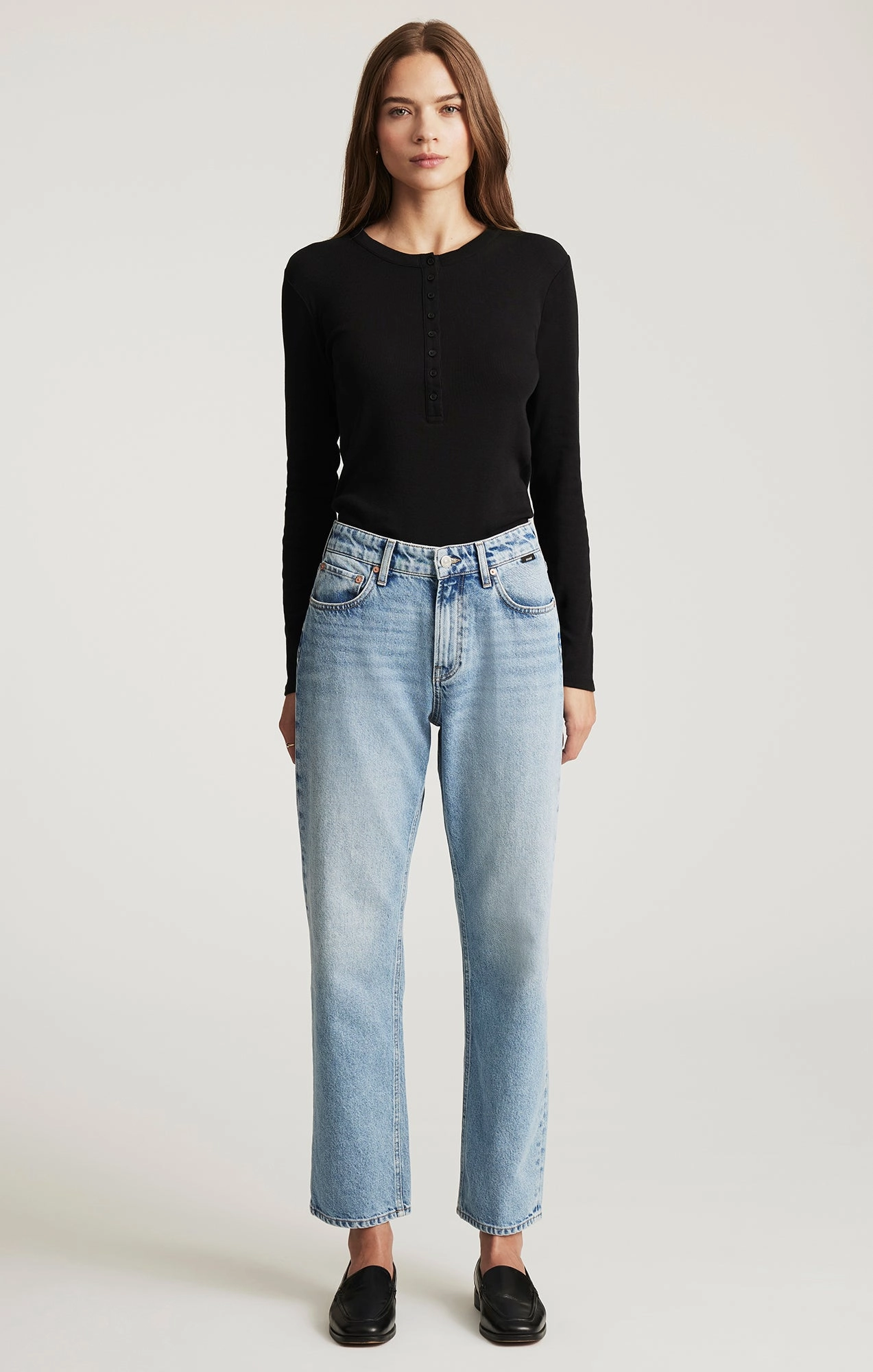 SAVANNAH STRAIGHT LEG IN LIGHT BRUSHED CLASSIC DENIM Contemporary Vibe