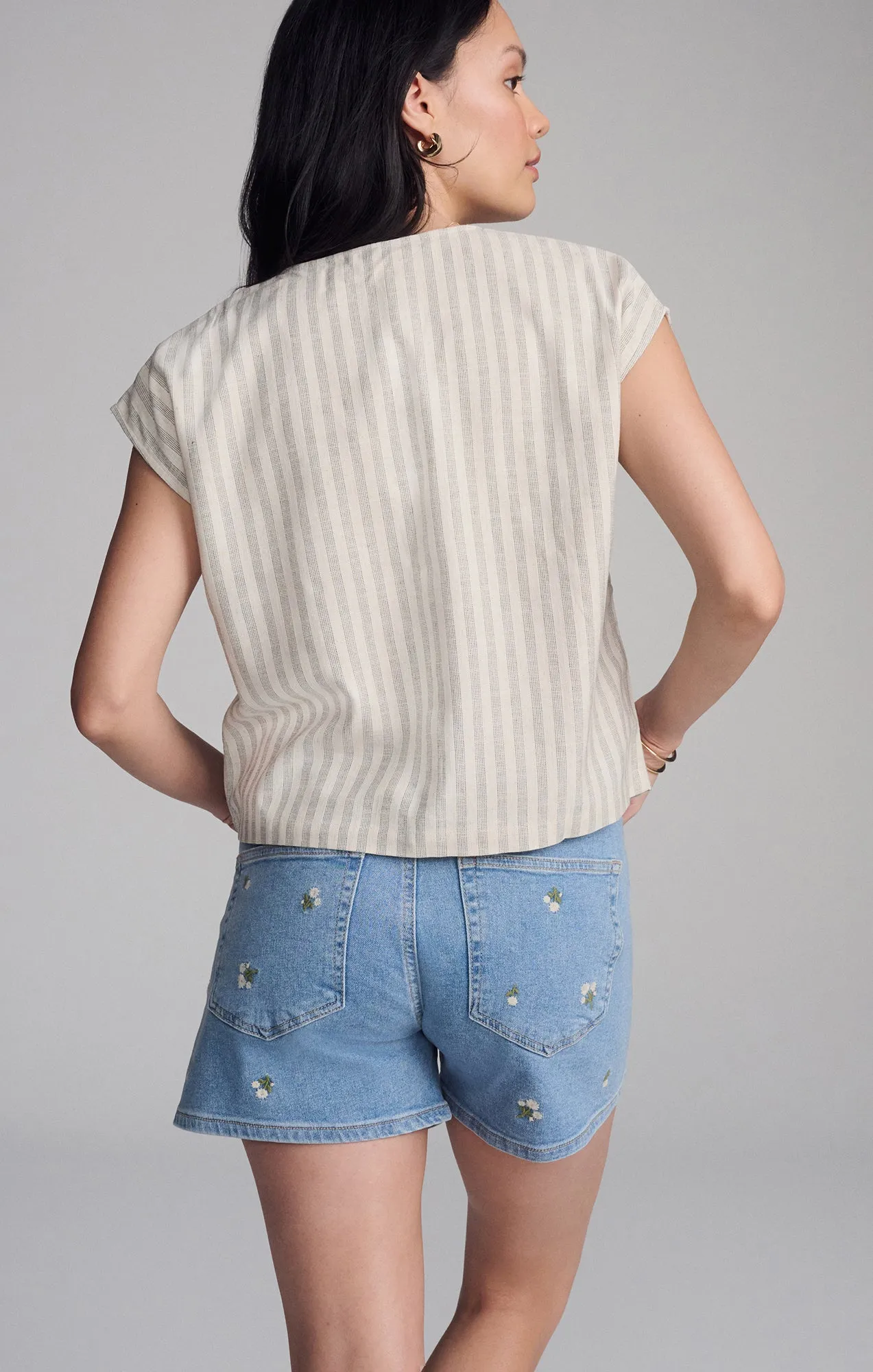 V-NECK SHORT SLEEVE BUTTON SHIRT IN BLACK STRIPE Summer Outfit