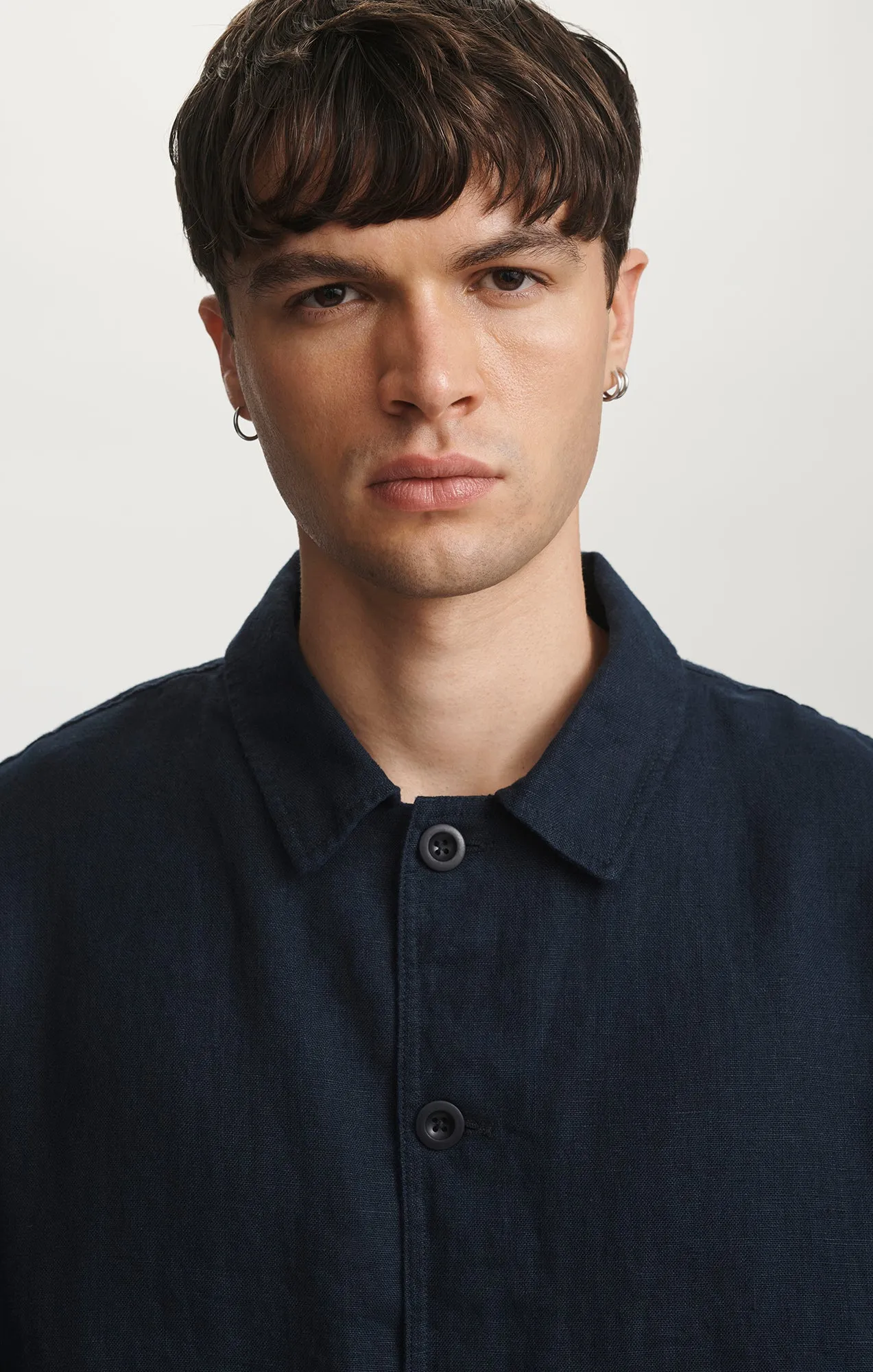 Wrinkle-Free Eco-Friendly Choice LINEN DOUBLE POCKET BUTTON-UP SHIRT IN DARK SAPPHIRE