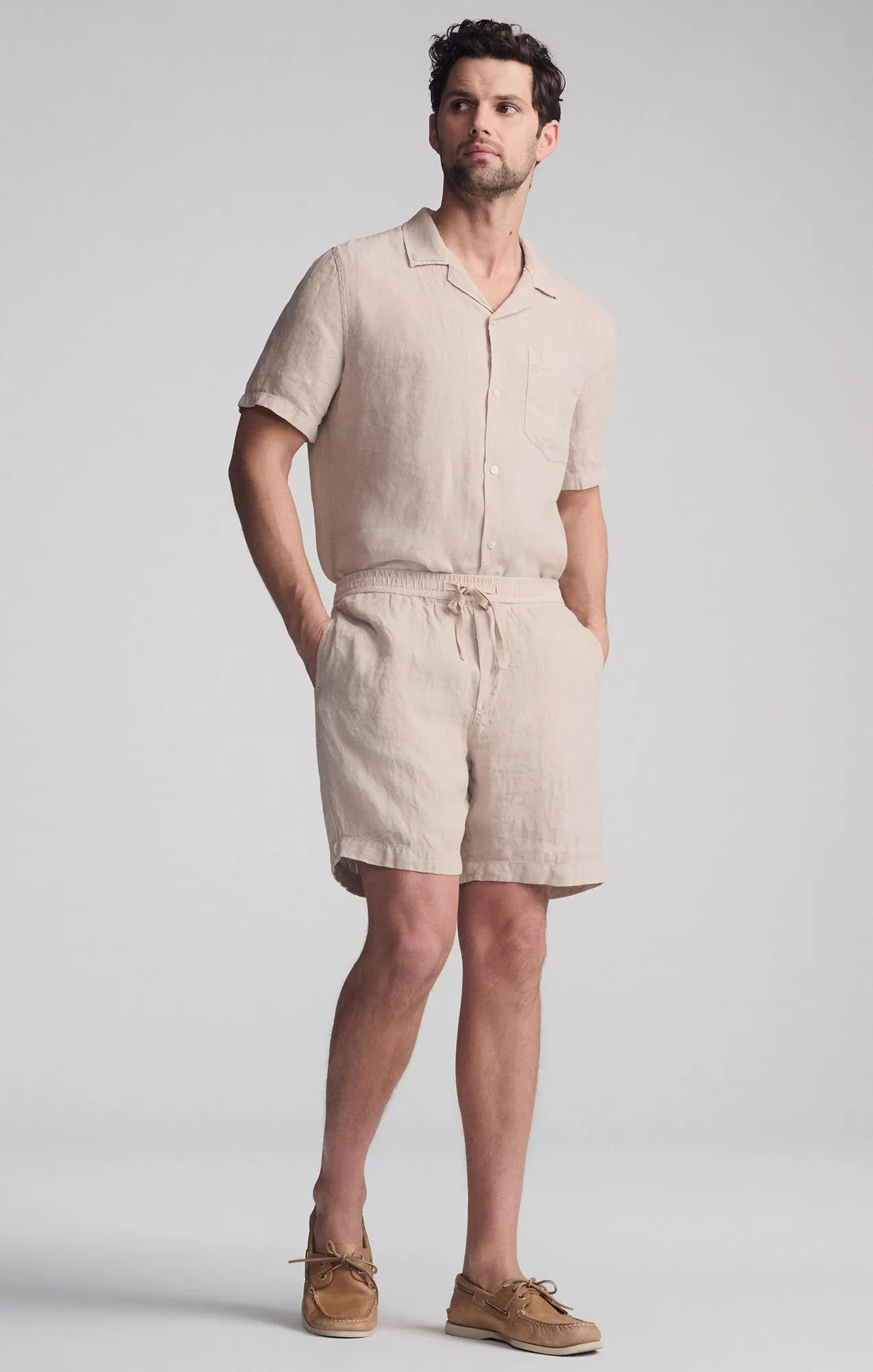 LINEN POCKET SHORTS IN SAND Stretch waistband service industry