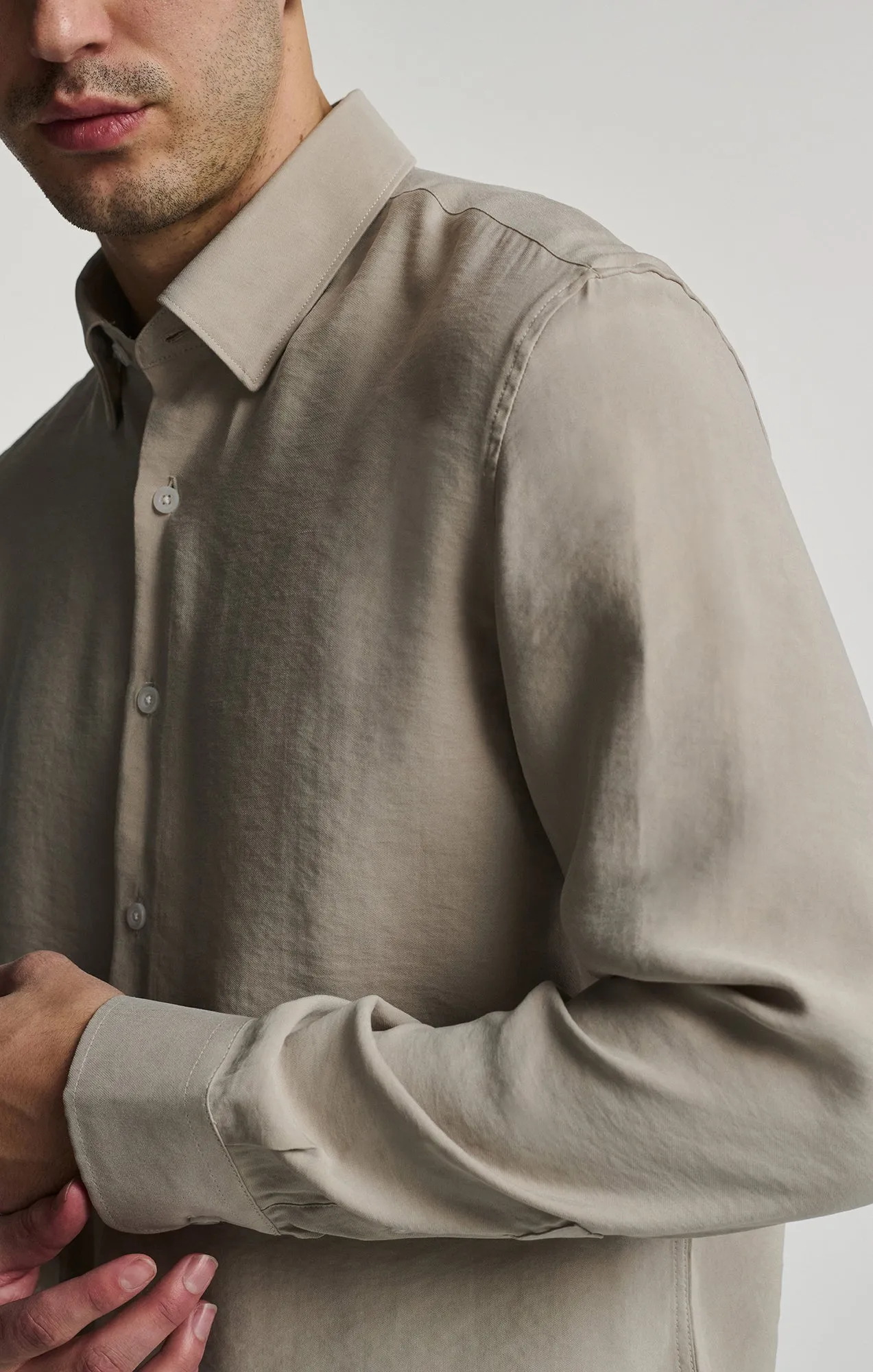 Traveler??s Choice LONG SLEEVE BUTTON-UP SHIRT IN PALOMA