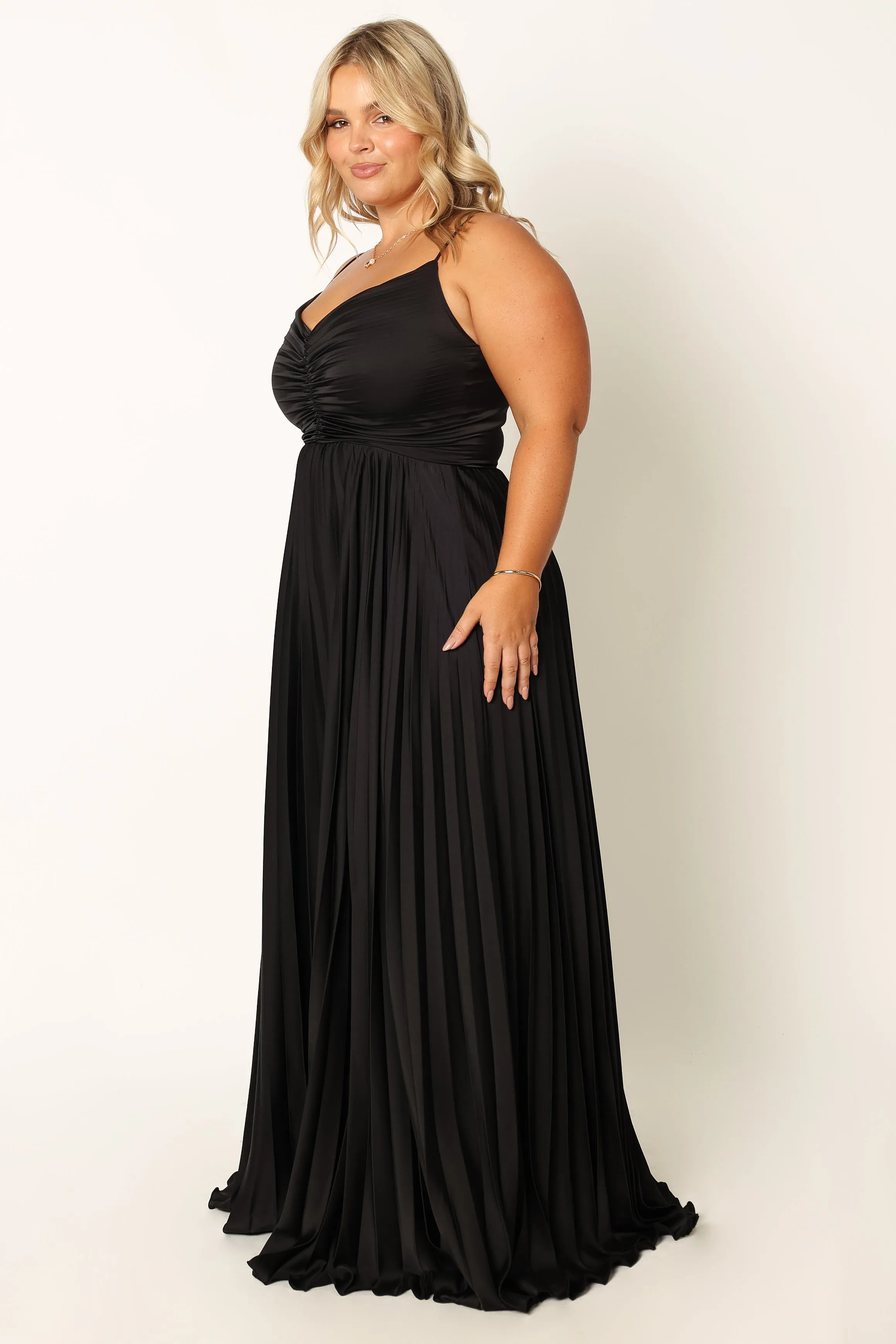 Naira Pleated Maxi Dress - Black Vintage feel