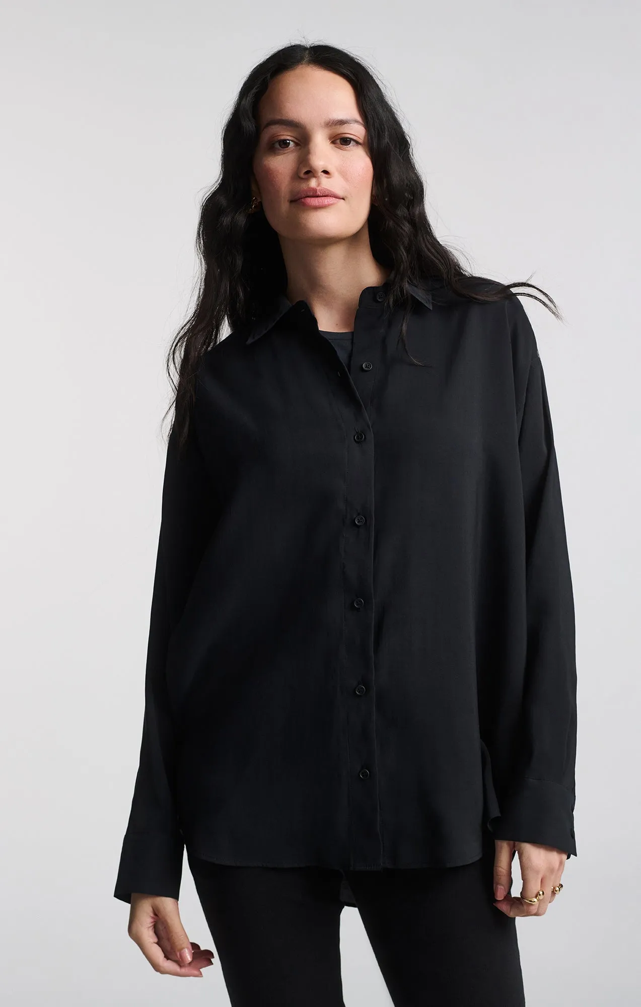 Adjustable Cuffs LUXE TOUCH BUTTON-UP SHIRT IN BLACK