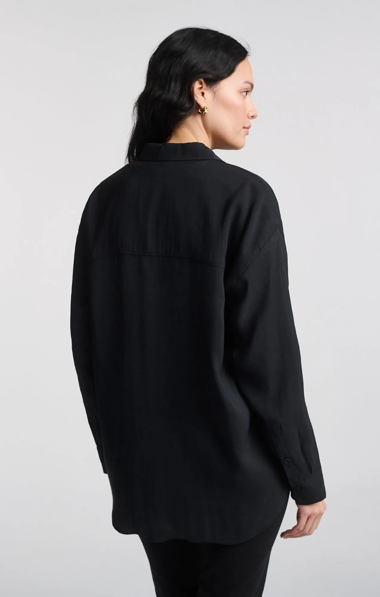 LUXE TOUCH BUTTON-UP SHIRT IN BLACK Classic Comfort Reinforced Side Vents
