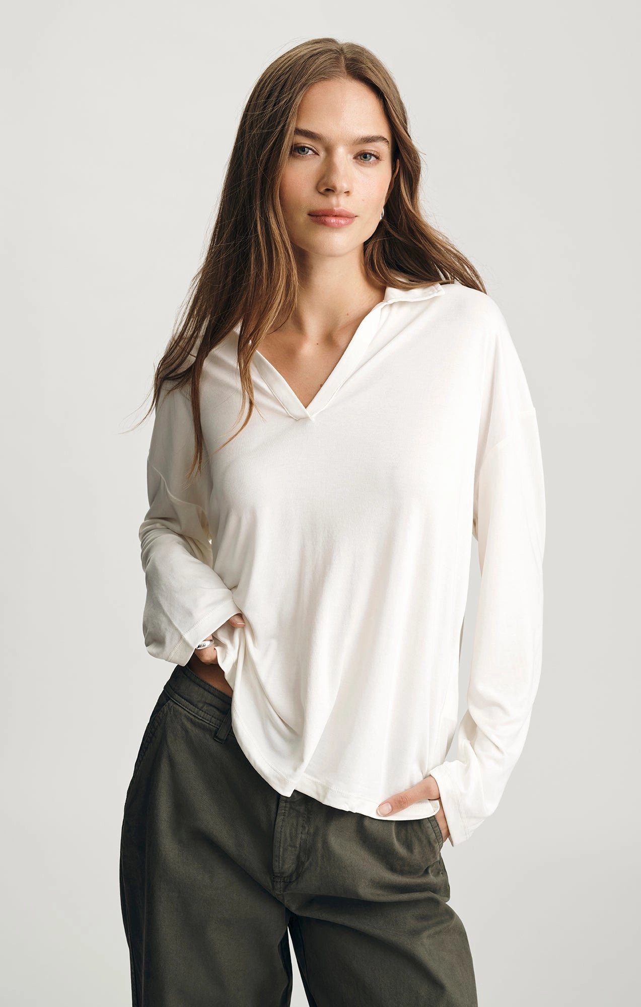 LUXE TOUCH TENCEL? V-NECK T-SHIRT IN ANTIQUE WHITE Versatile and Stylish Stretch Waist