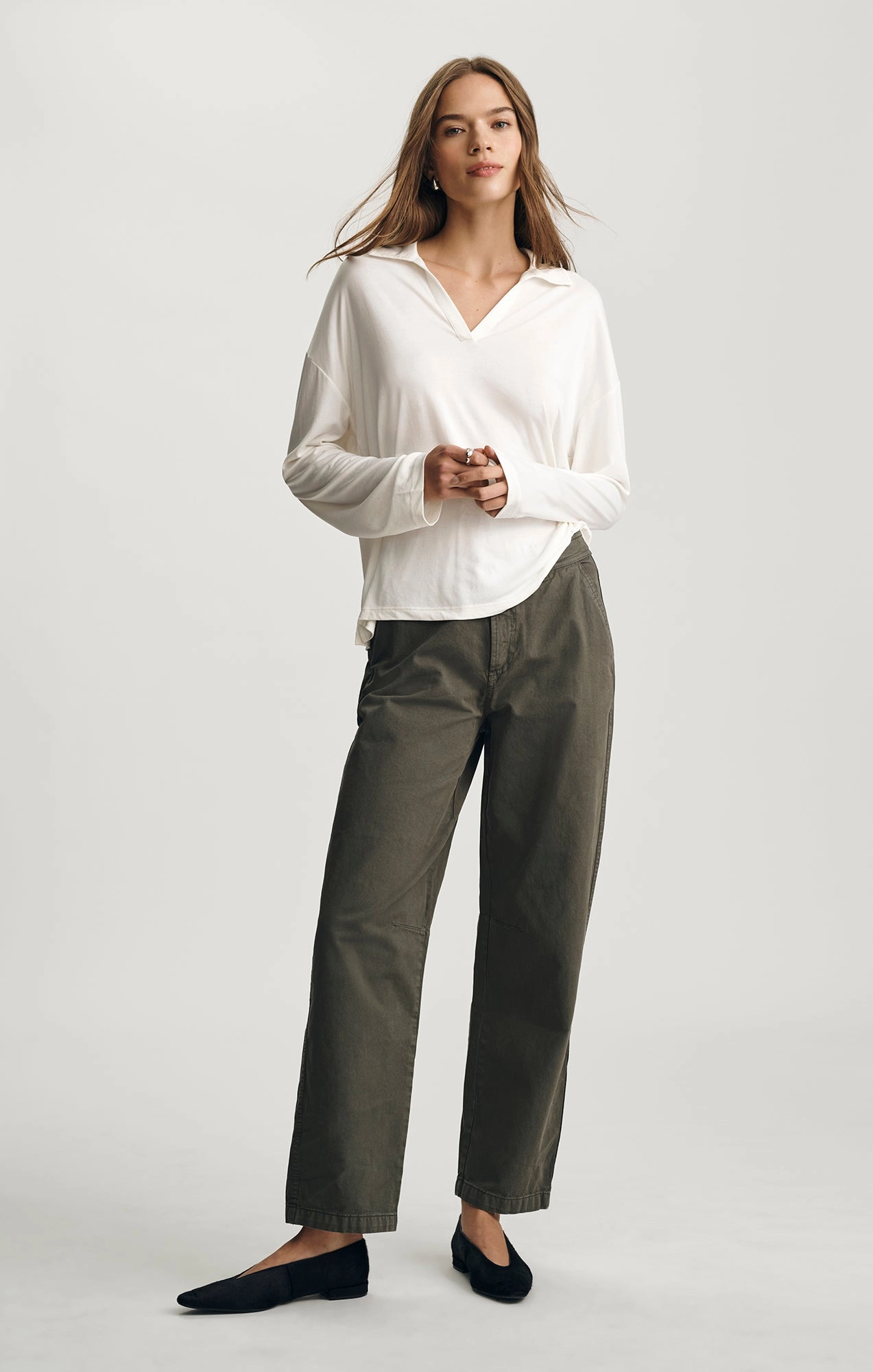 Weekend Essential Urban Trend Look LUXE TOUCH TENCEL? V-NECK T-SHIRT IN ANTIQUE WHITE