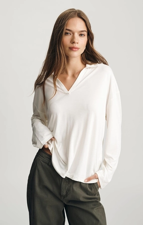LUXE TOUCH TENCEL? V-NECK T-SHIRT IN ANTIQUE WHITE Versatile and Stylish Stretch Waist