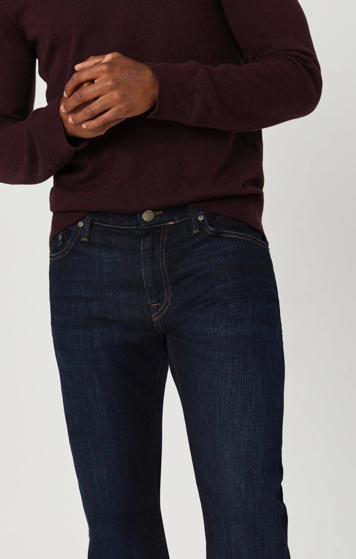 MARCUS SLIM STRAIGHT LEG IN RINSE BRUSHED WILLIAMSBURG Traveler Gear Smart Casual Weekend Vibes