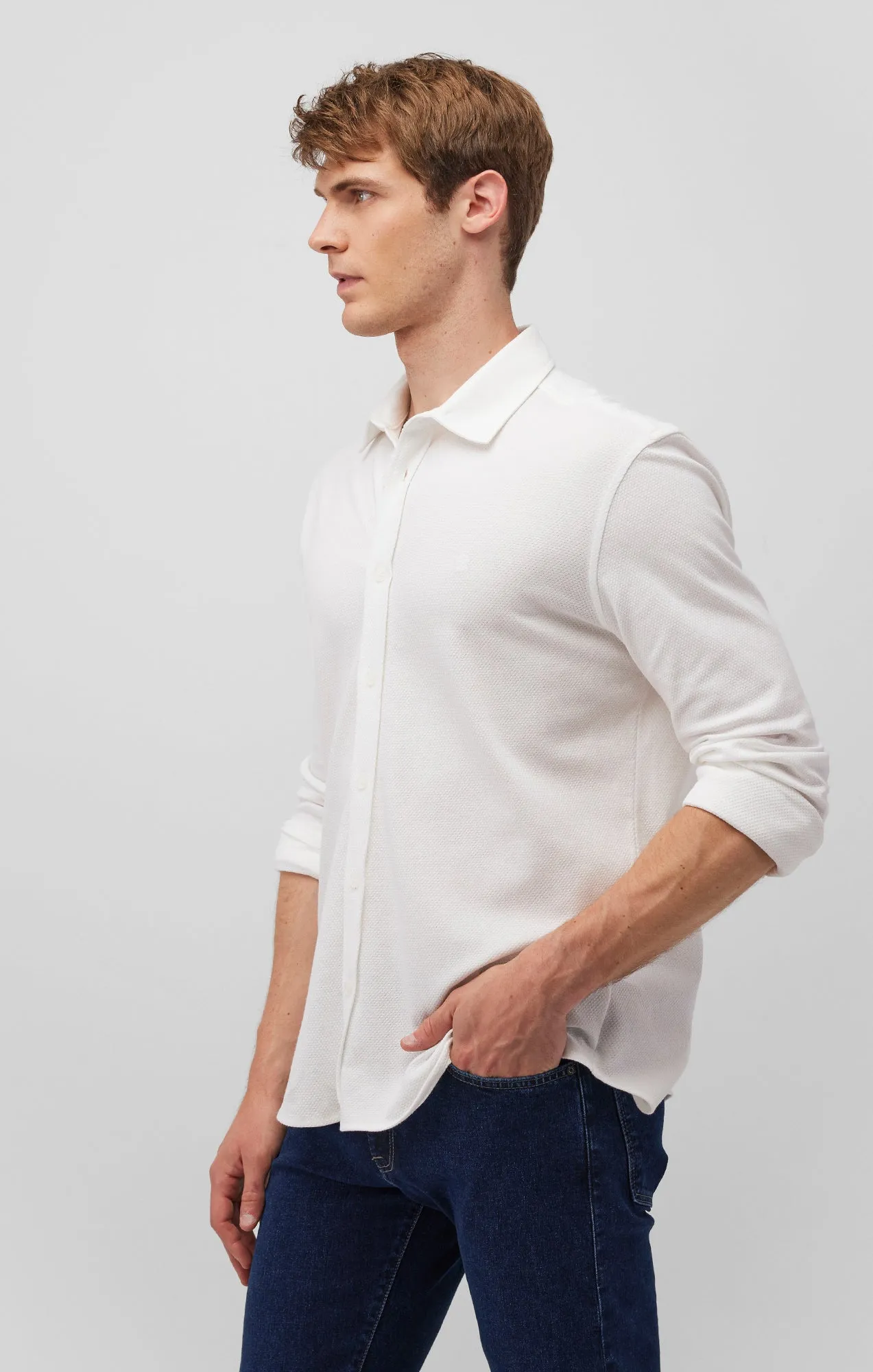 LONG SLEEVE BUTTON-UP SHIRT IN WHITE Timeless elegance