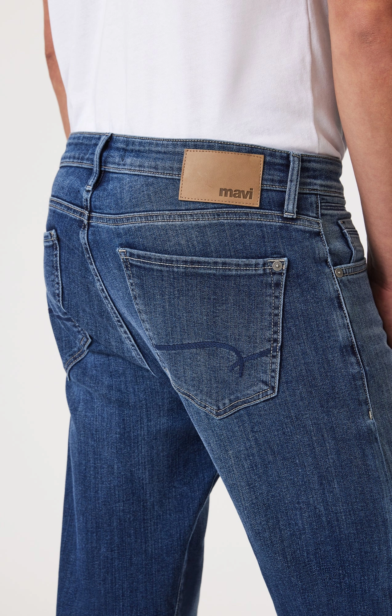 MARCUS SLIM STRAIGHT LEG IN DARK BRUSHED WILLIAMSBURG Travel Outfit Casual Stretch