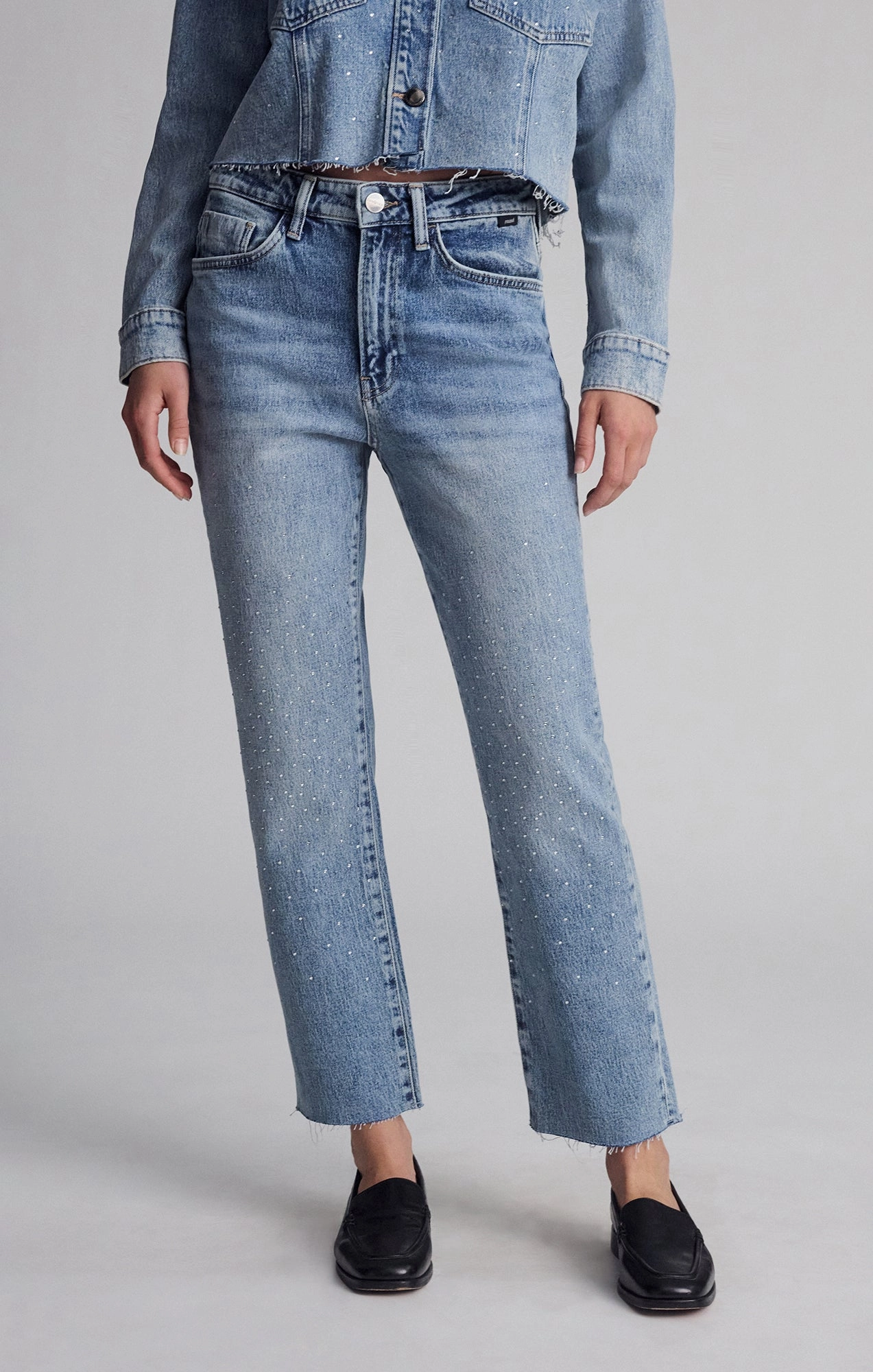 NEW YORK STRAIGHT LEG IN SHINY MID DENIM Party Look Earthy