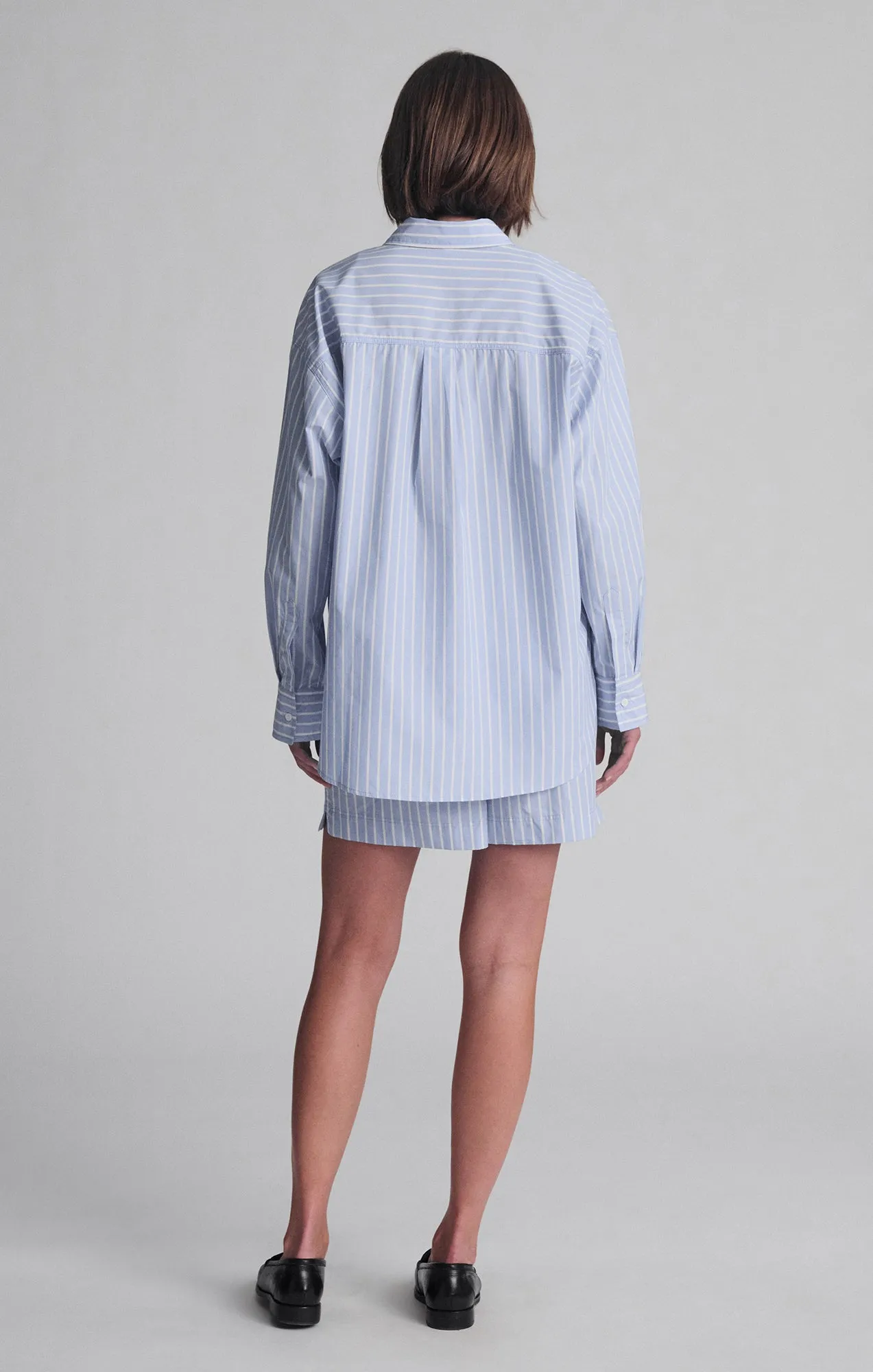 Chic Look Active Fit LONG SLEEVE BUTTON-UP SHIRT IN BLUE STRIPE
