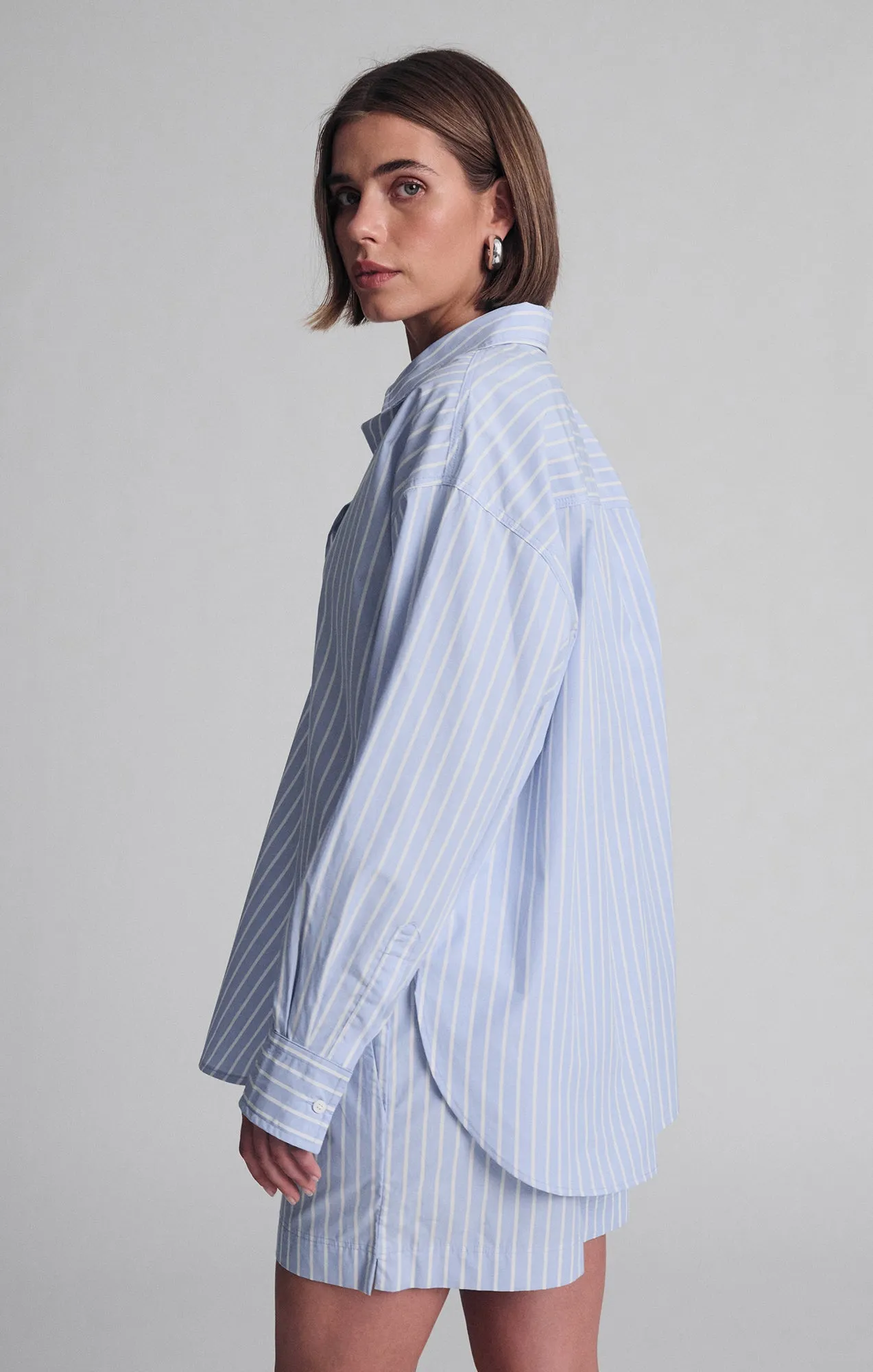 LONG SLEEVE BUTTON-UP SHIRT IN BLUE STRIPE Dynamic Design