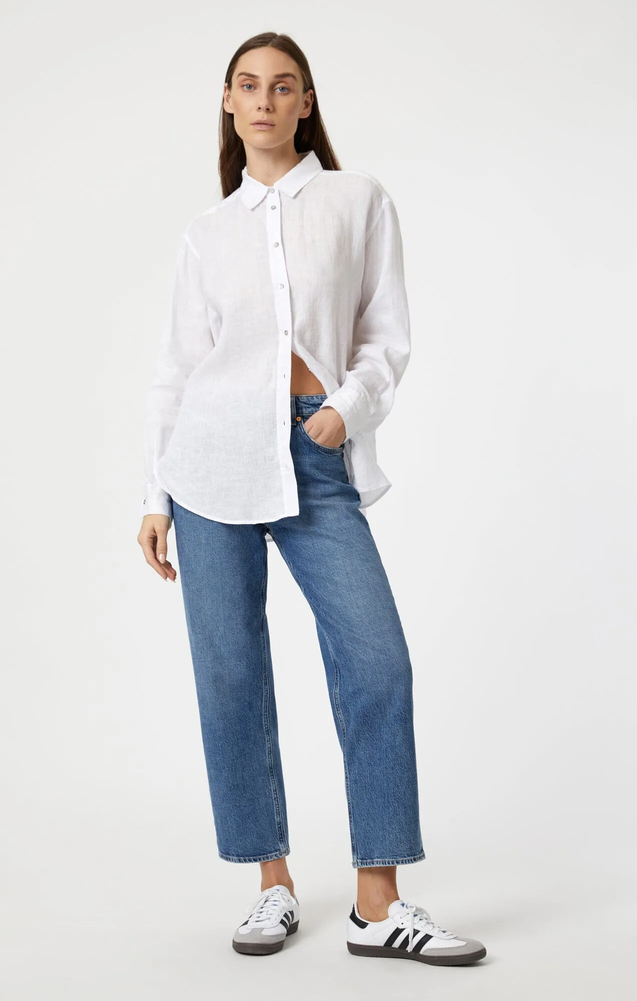 LINEN BUTTON-UP SHIRT IN WHITE Compact Packing Urban Comfort
