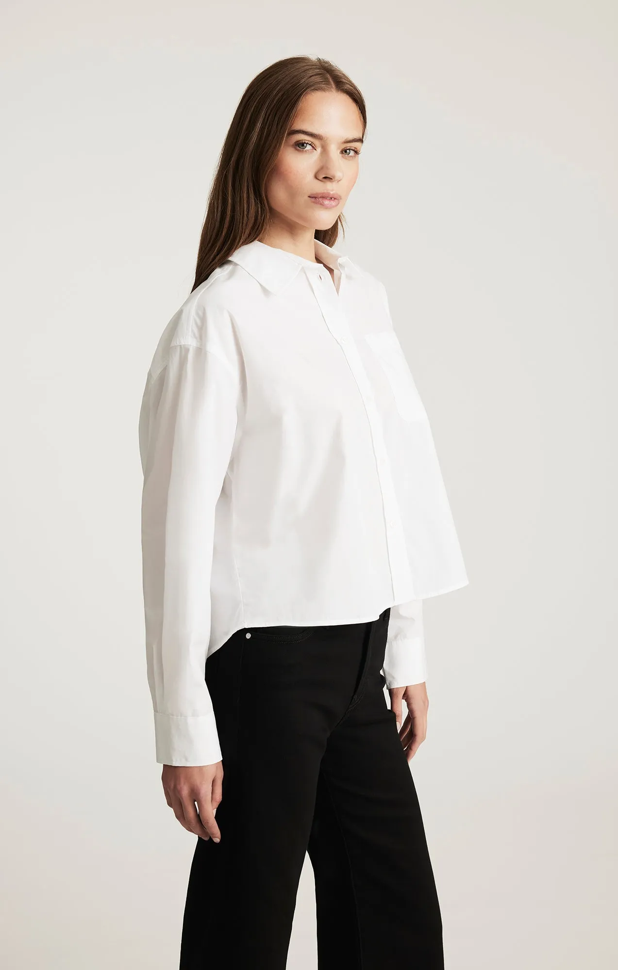 Stretch Material ONE POCKET BUTTON-UP SHIRT IN WHITE