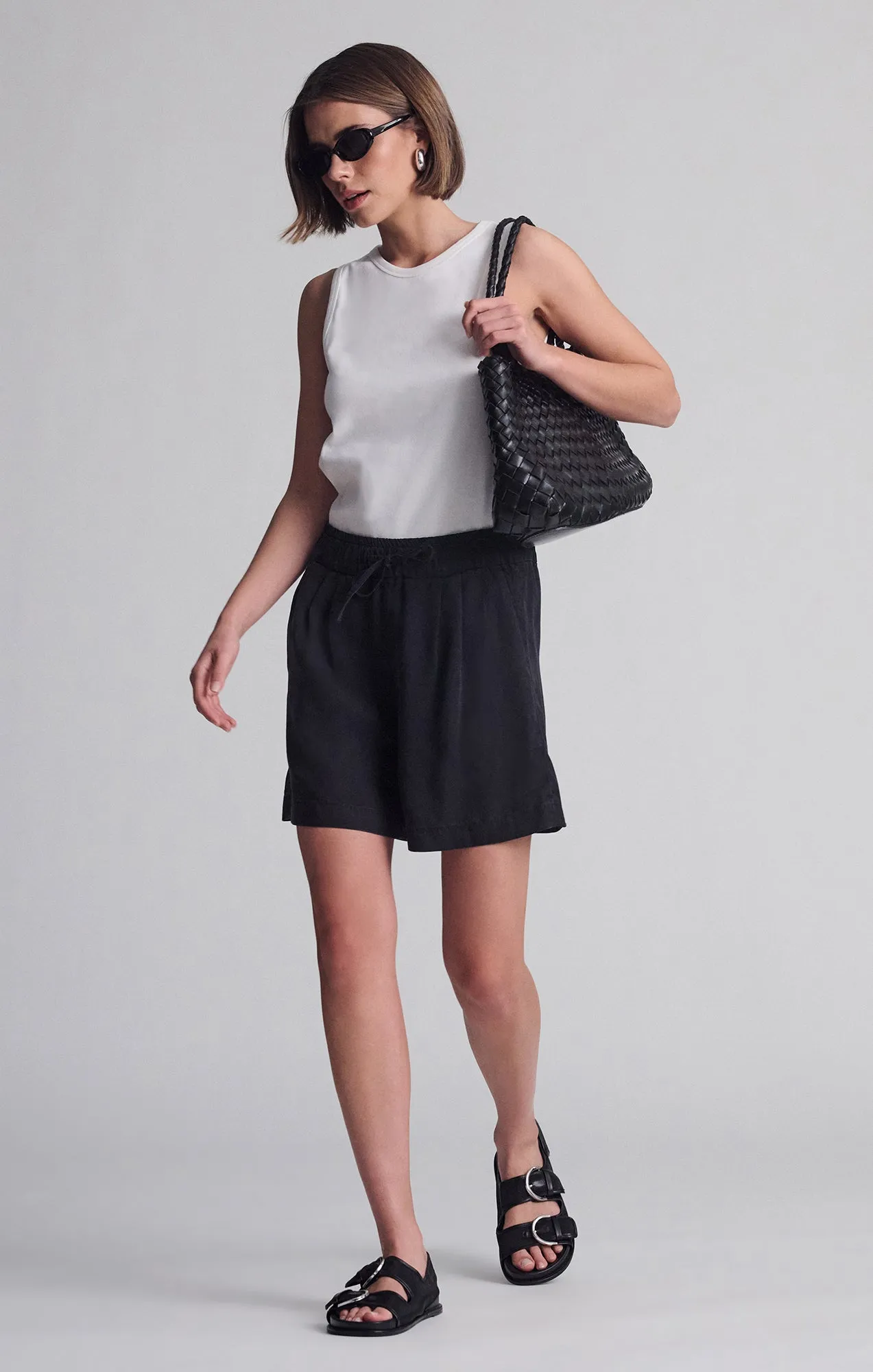 PENNY PLEATED SHORTS IN BLACK USED GOLD Roll Up Cuff Design Wide-leg cut