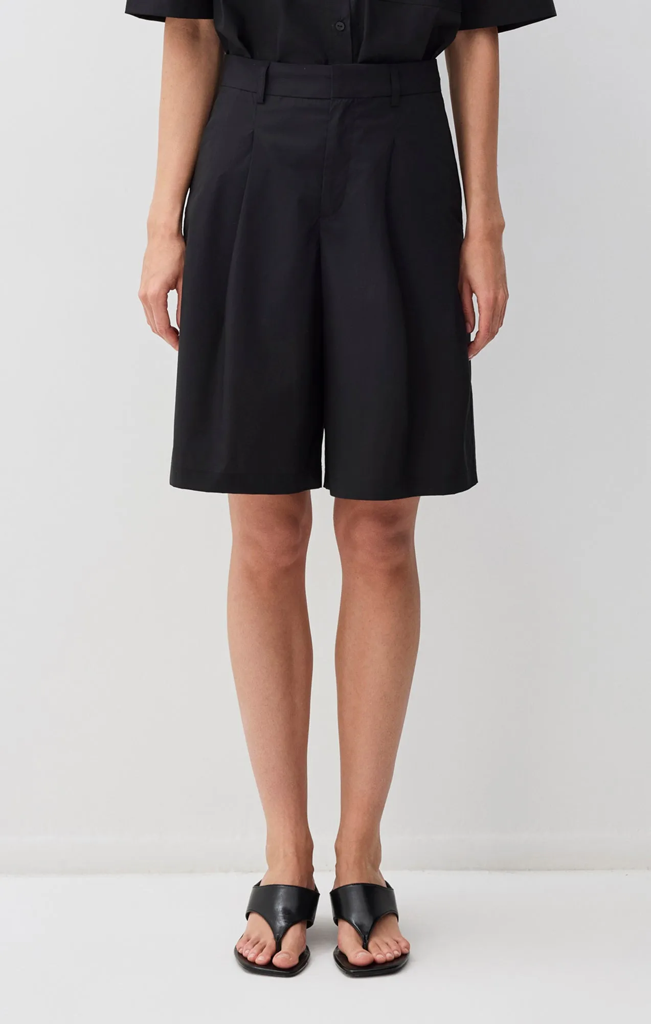 PLEATED SHORTS IN BLACK stain resistant coating