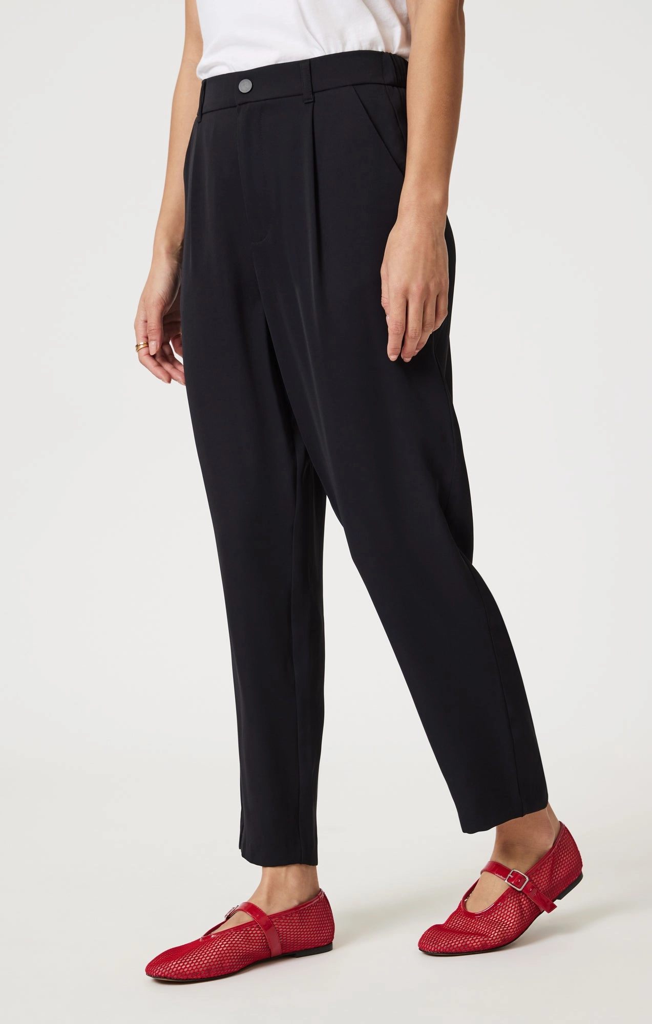 PLEATED TAPERED PANTS IN BLACK Versatile staple Flex Movement