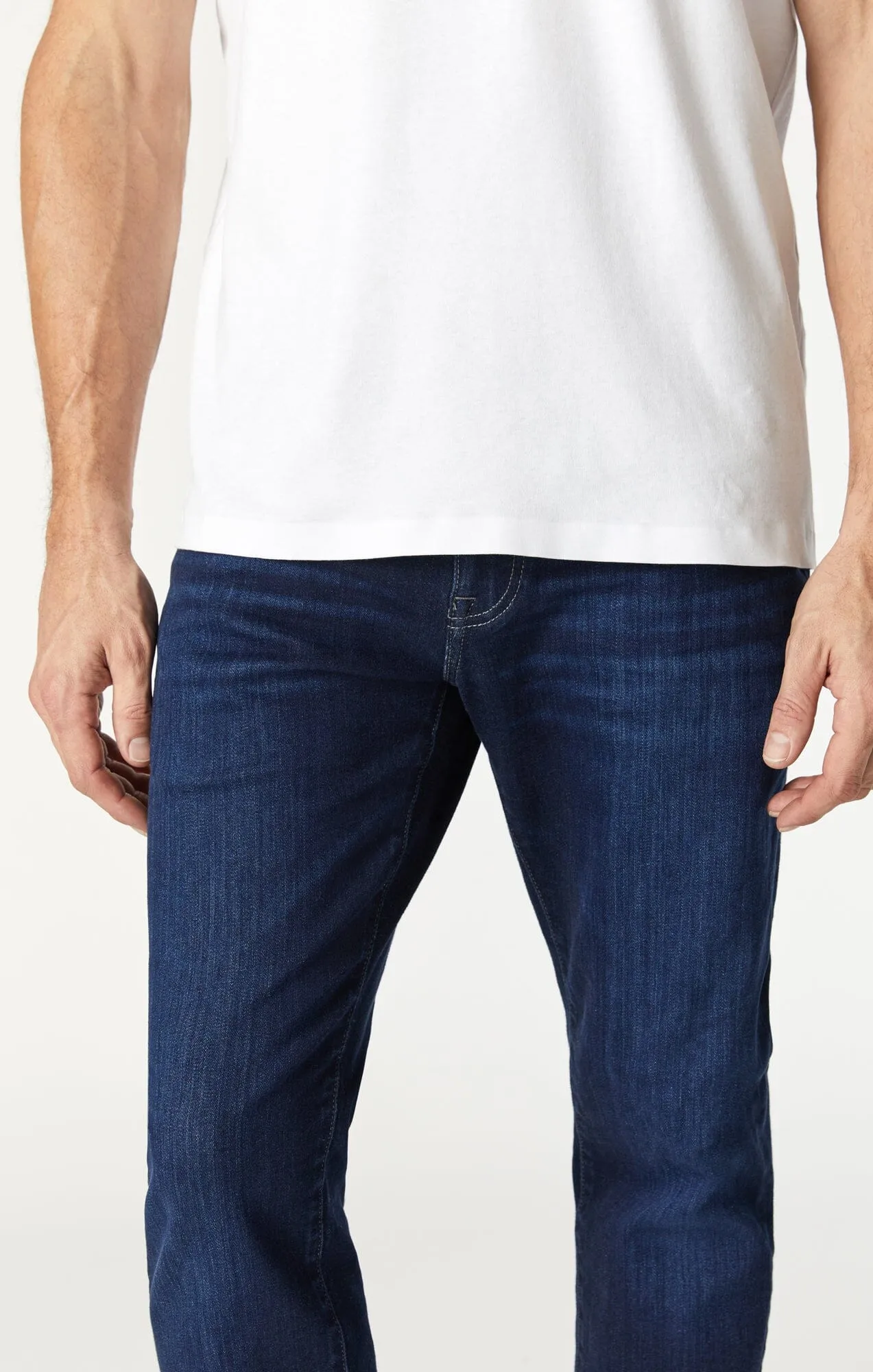 BASIC CREW NECK T-SHIRT IN WHITE Lightweight Material Relaxed Comfort Look