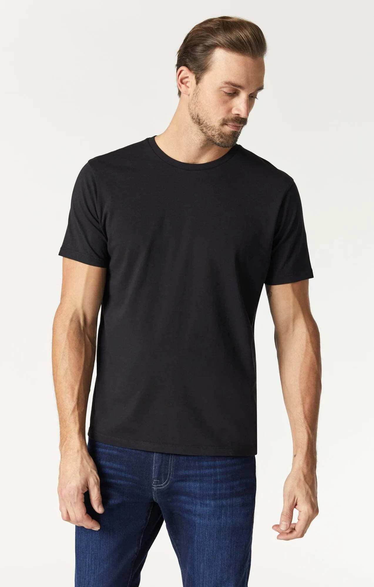 Everyday Chic All-Weather Wear BASIC CREW NECK T-SHIRT IN BLACK