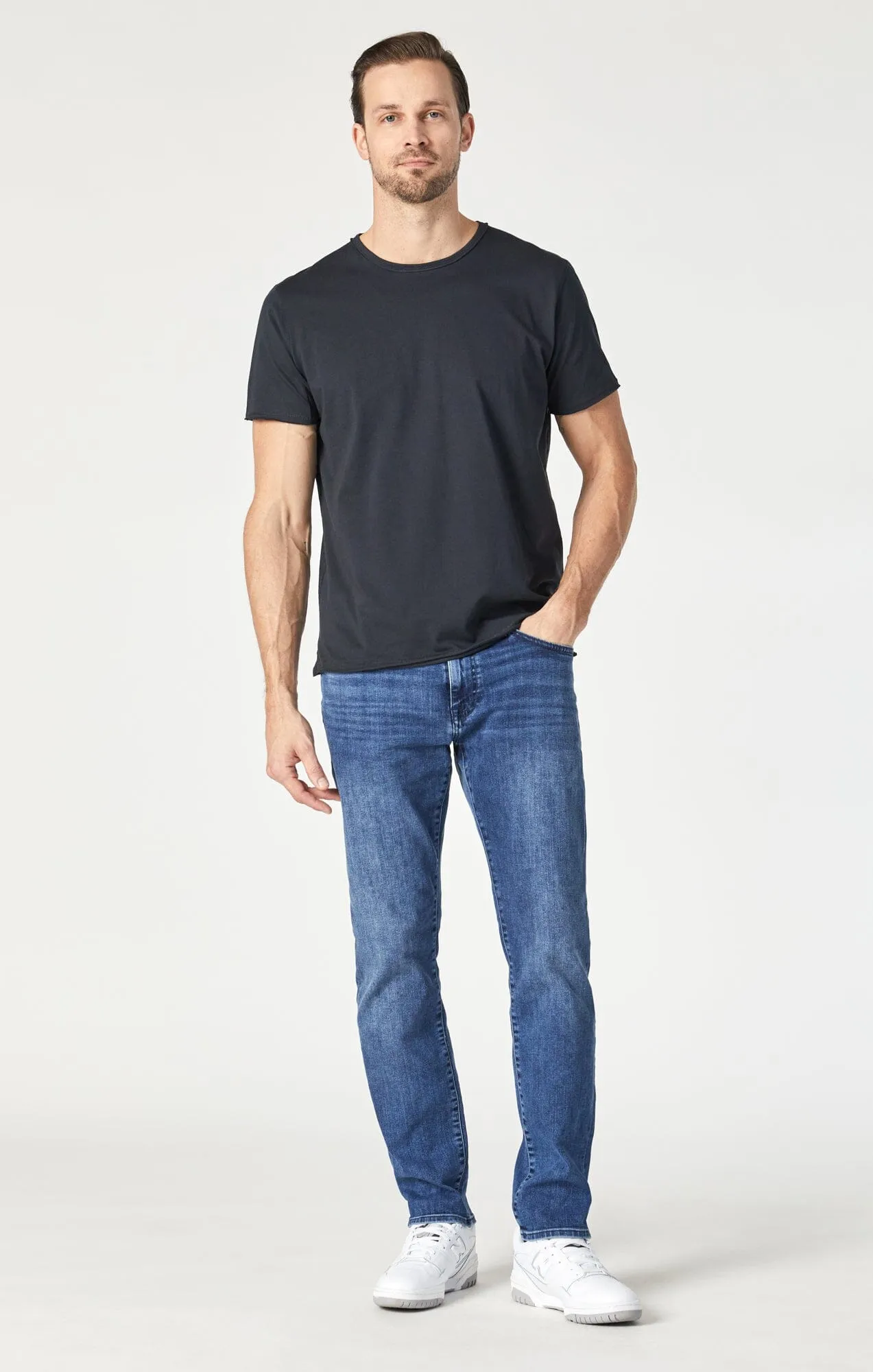 RAW EDGE NECK T-SHIRT IN BLACK Cozy Performance ZeroDistressFinish