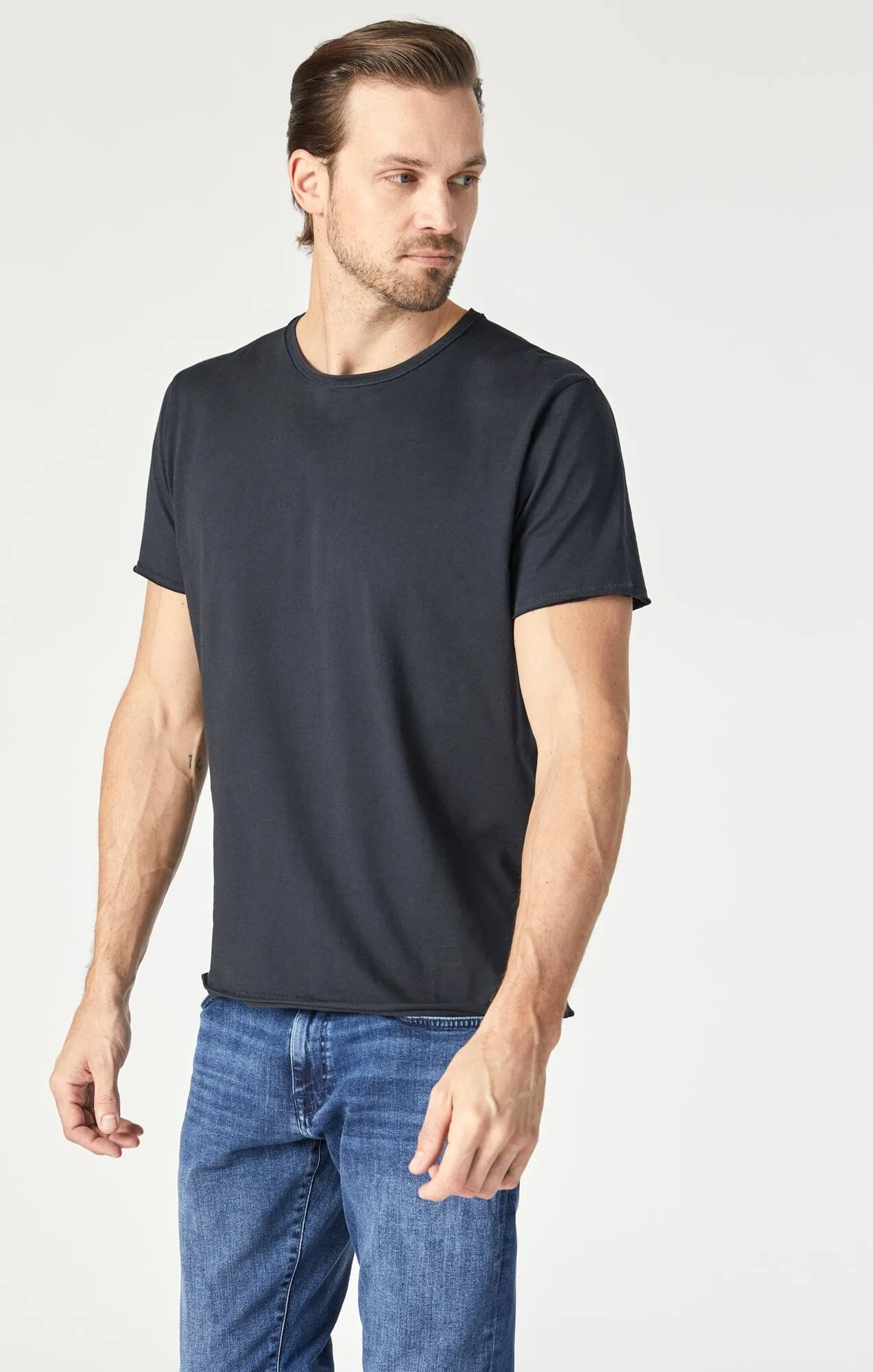 Flexible Cuff Design Simple Layer RAW EDGE NECK T-SHIRT IN BLACK