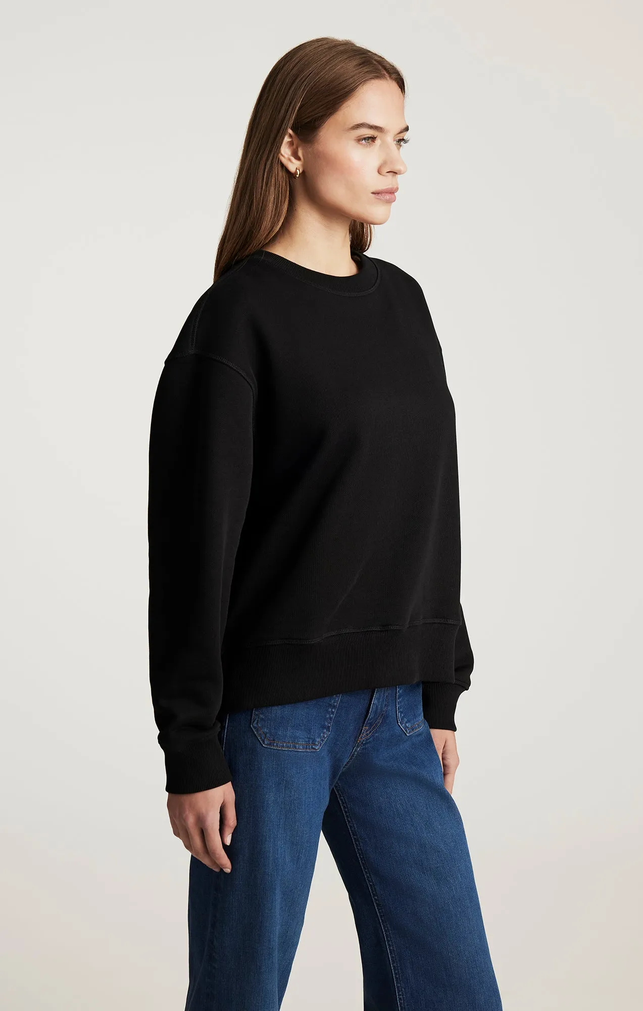 CREW NECK SWEATSHIRT IN BLACK right for beach trips
