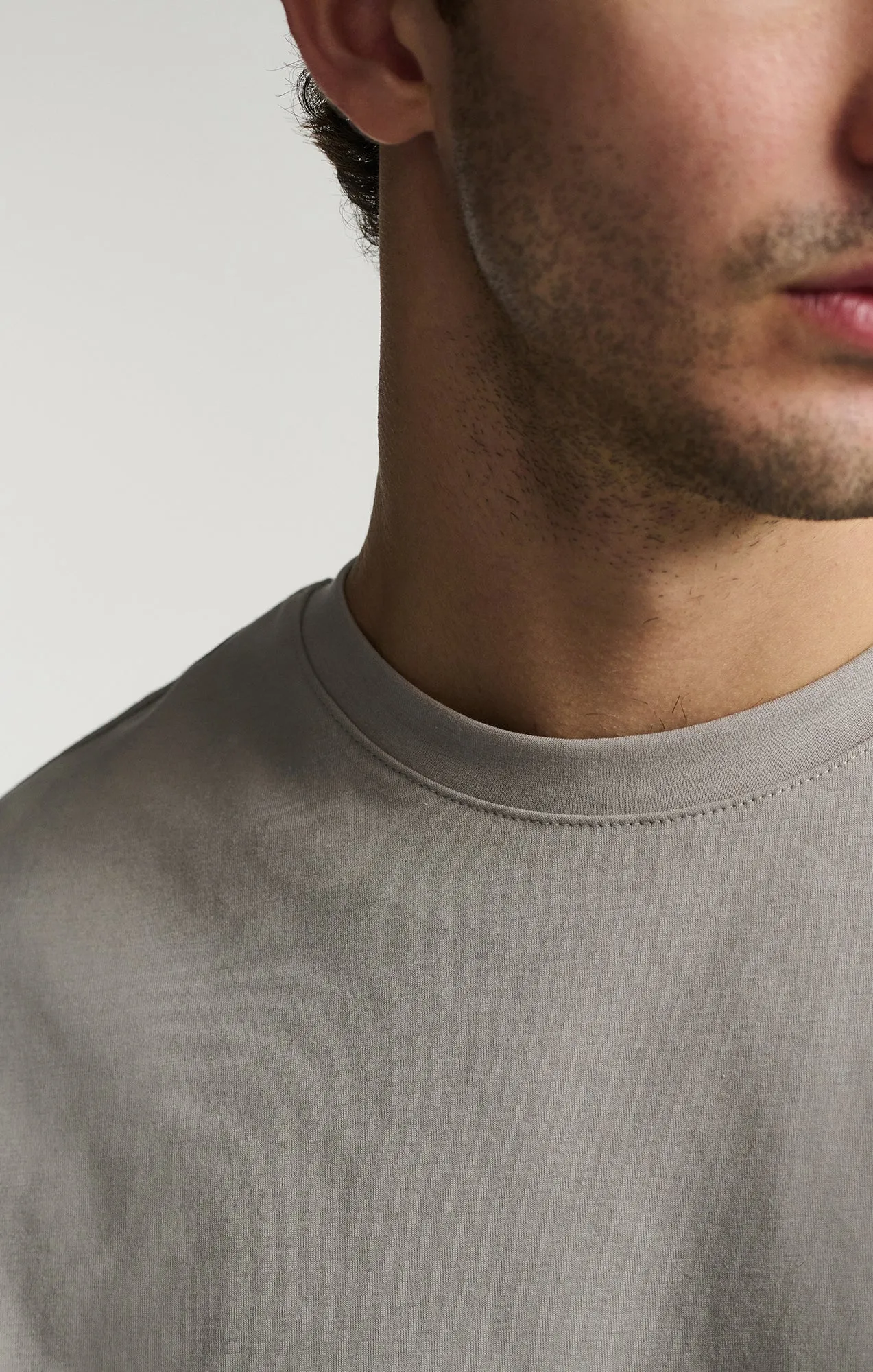 SHORT SLEEVE CREW NECK T-SHIRT IN PALOMA Wrinkle Resistant Texture