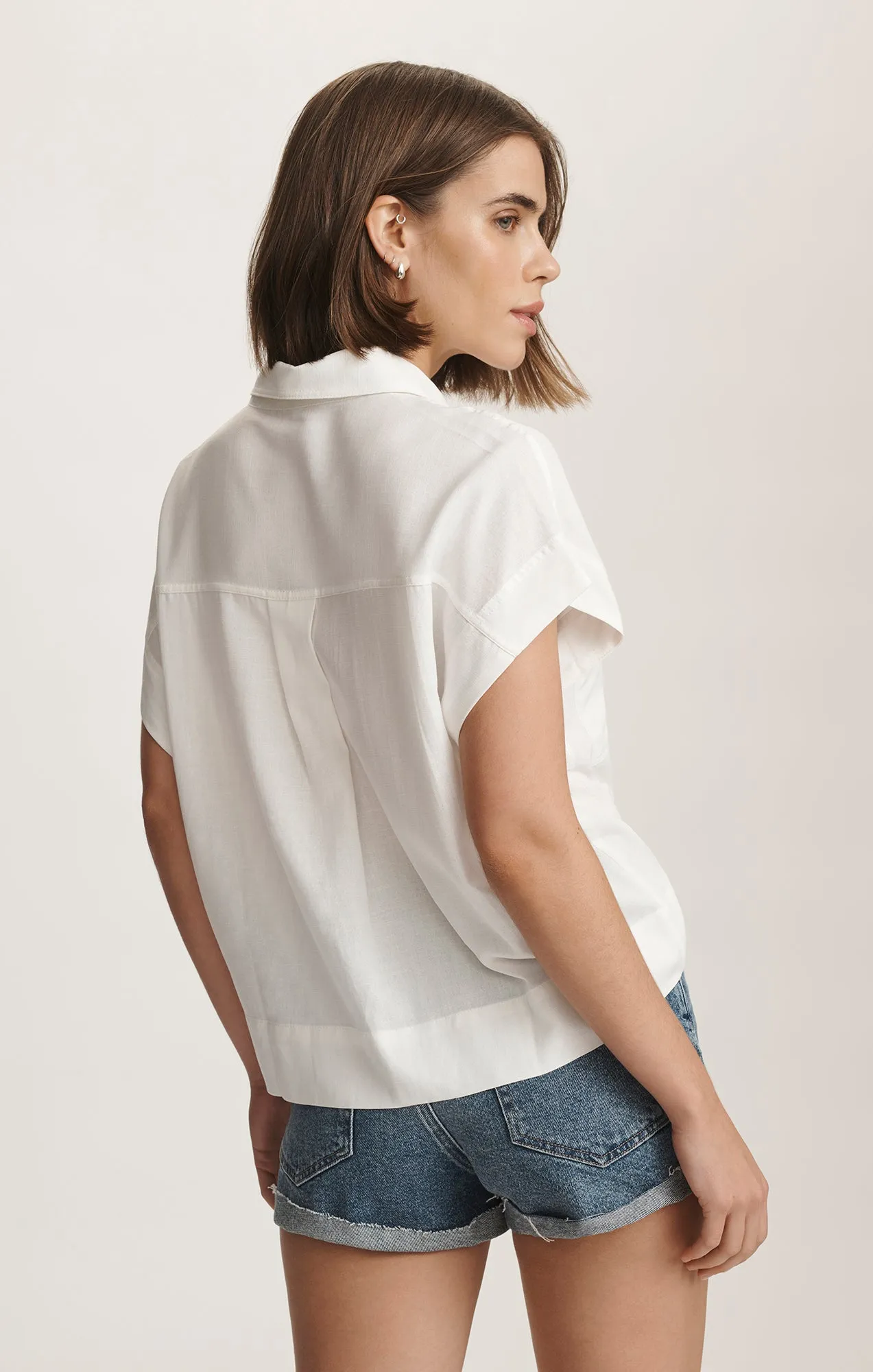 SHORT SLEEVE DOUBLE POCKET SHIRT IN ANTIQUE WHITE Versatile Layering Piece Mountain Retreat