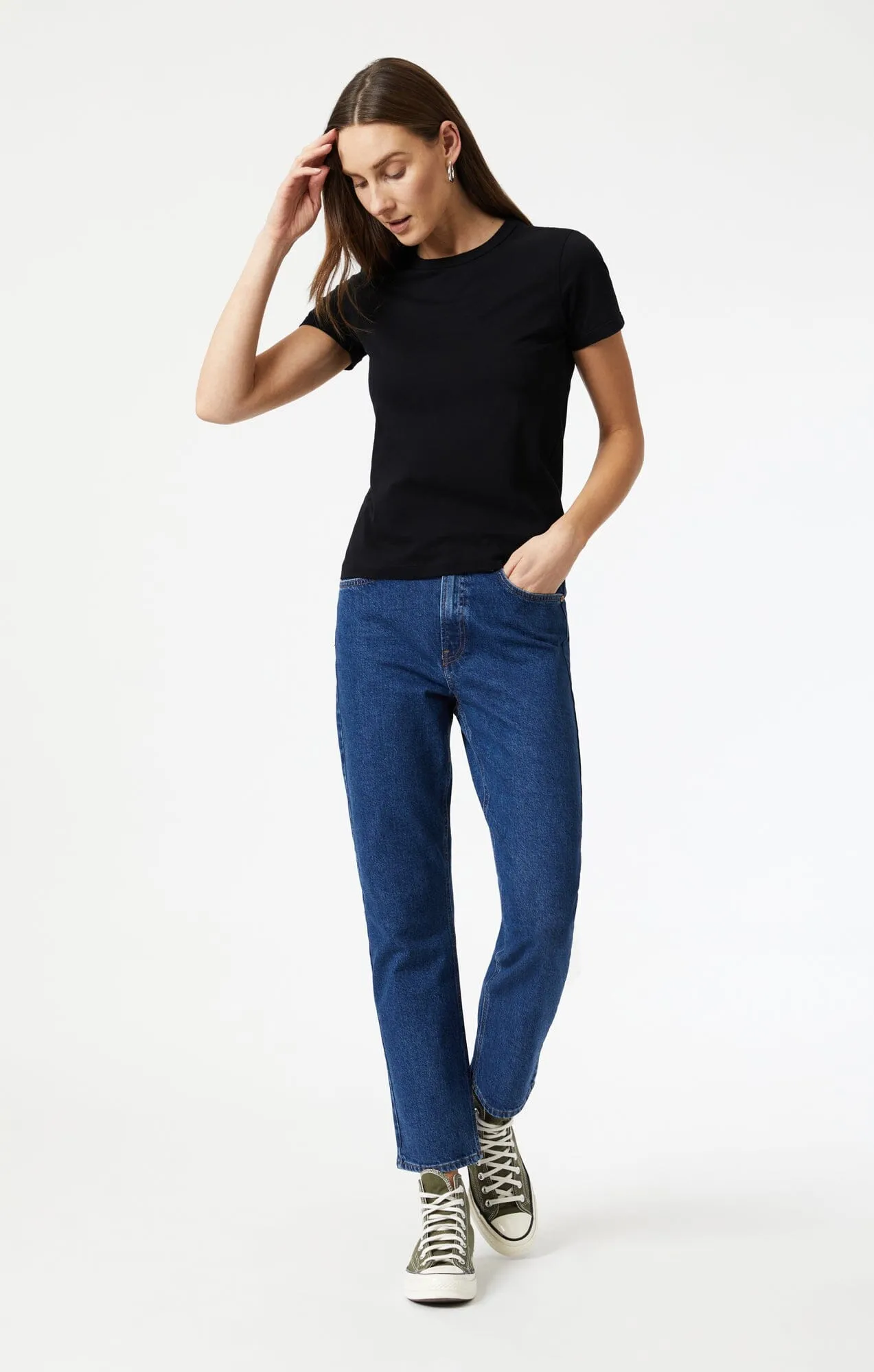 SLIM CREW NECK T-SHIRT IN BLACK Elegant Detail Fashion Layering
