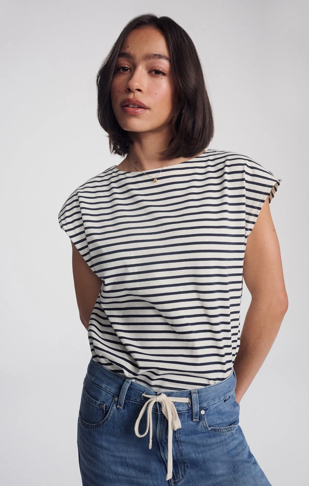 Reinforced Seams BOAT NECK SLEEVELESS SHIRT IN NAVY BLAZER STRIPE