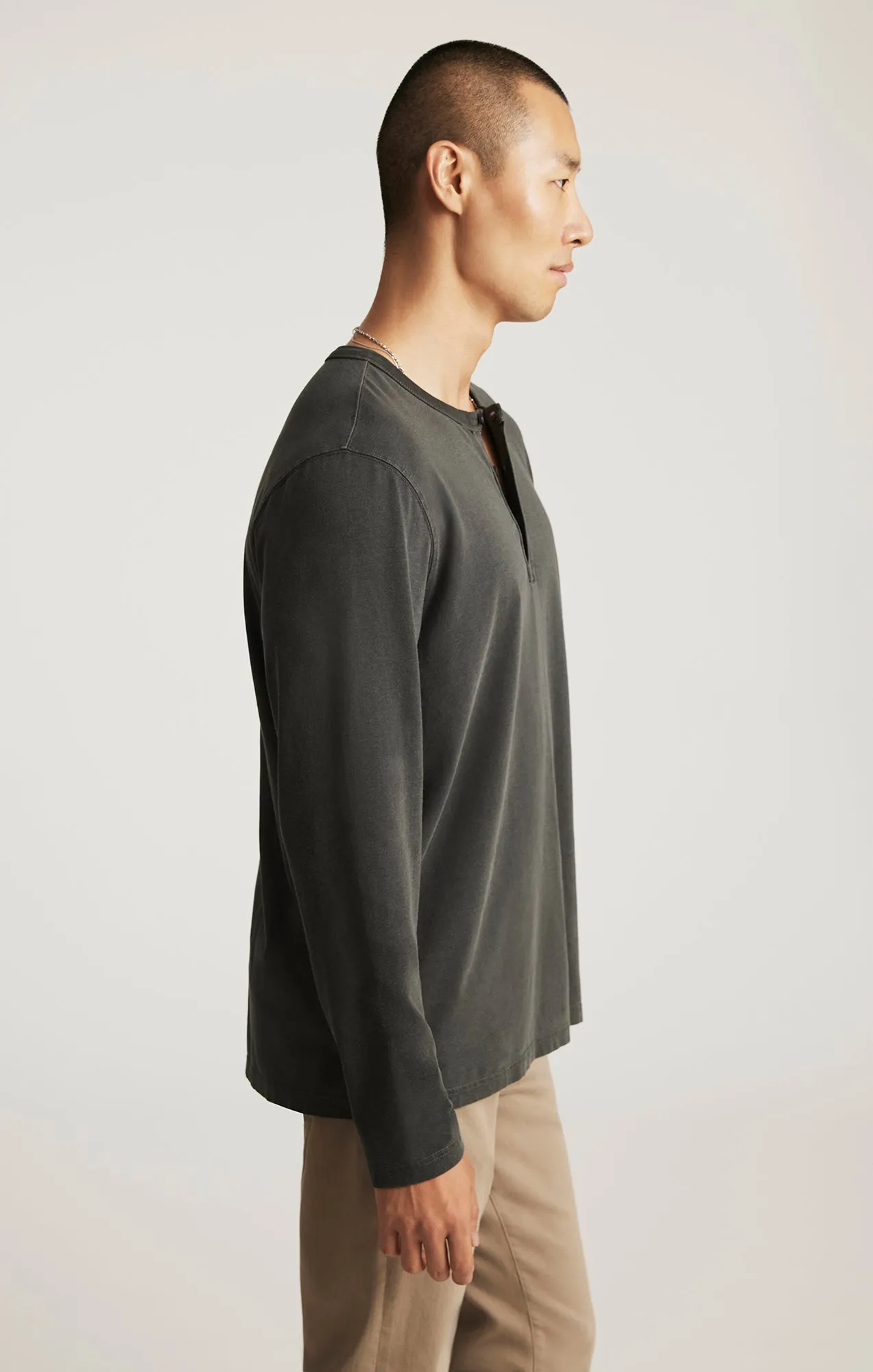 Sporty Comfort LONG SLEEVE HENLEY T-SHIRT IN PIRATE BLACK