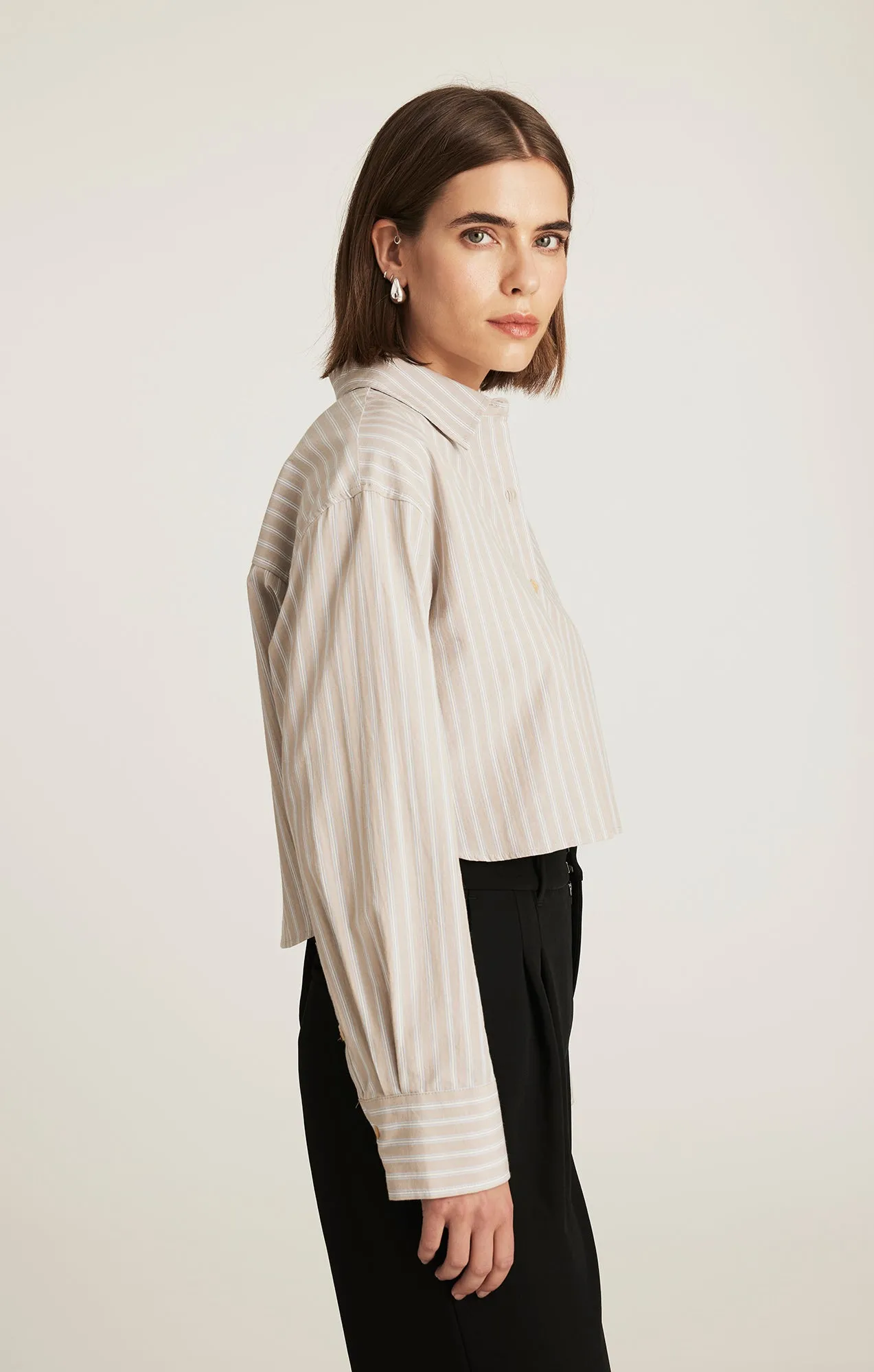 Morning Comfort Comfortable Look CROPPED LONG SLEEVE BUTTON-UP SHIRT IN BEIGE STRIPE