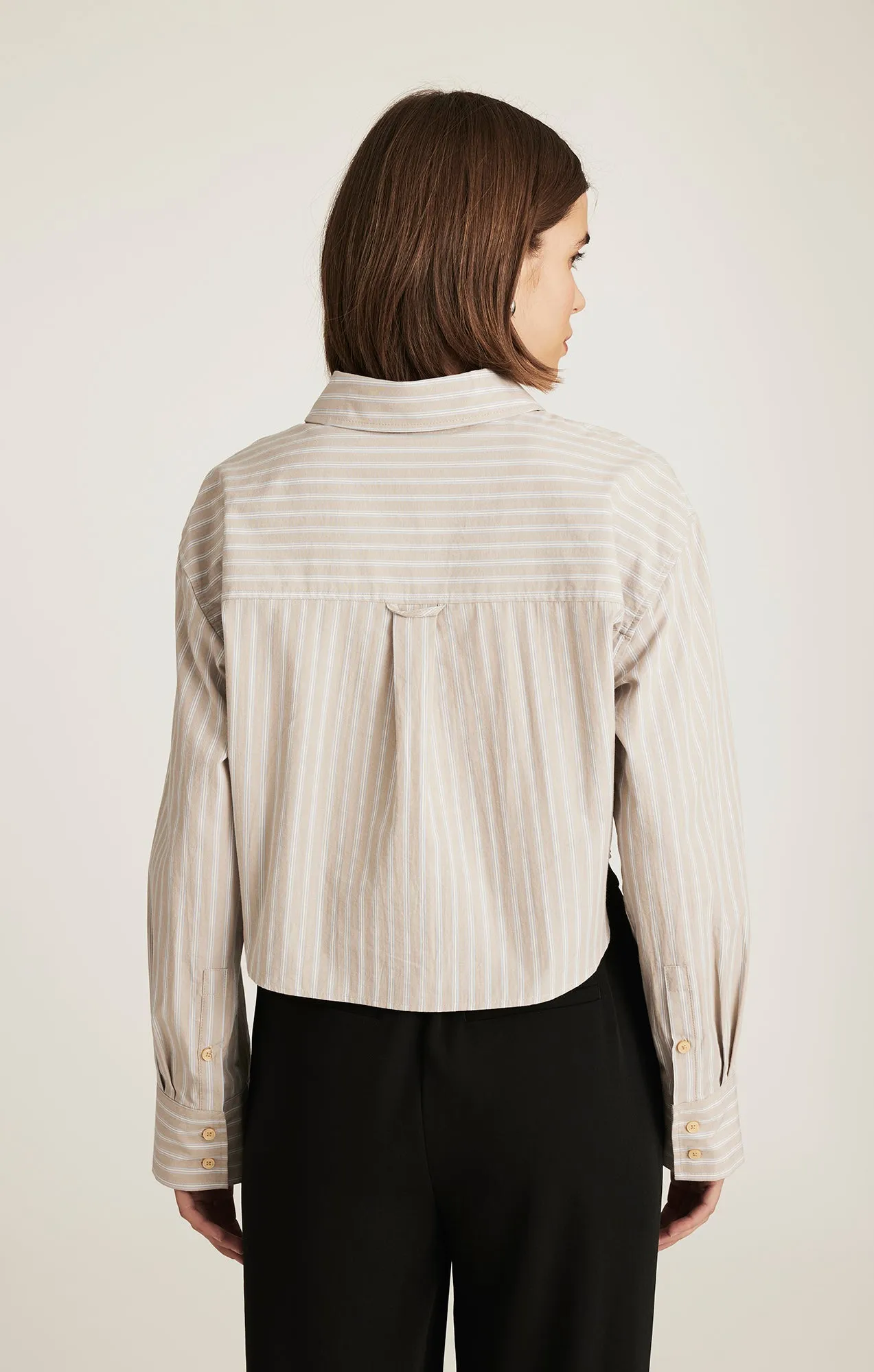 CROPPED LONG SLEEVE BUTTON-UP SHIRT IN BEIGE STRIPE Classic Fit